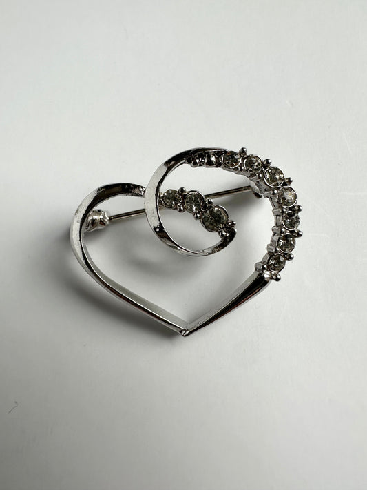 Vintage zilverkleurige broche in de vorm van een hart met strass steentjes 