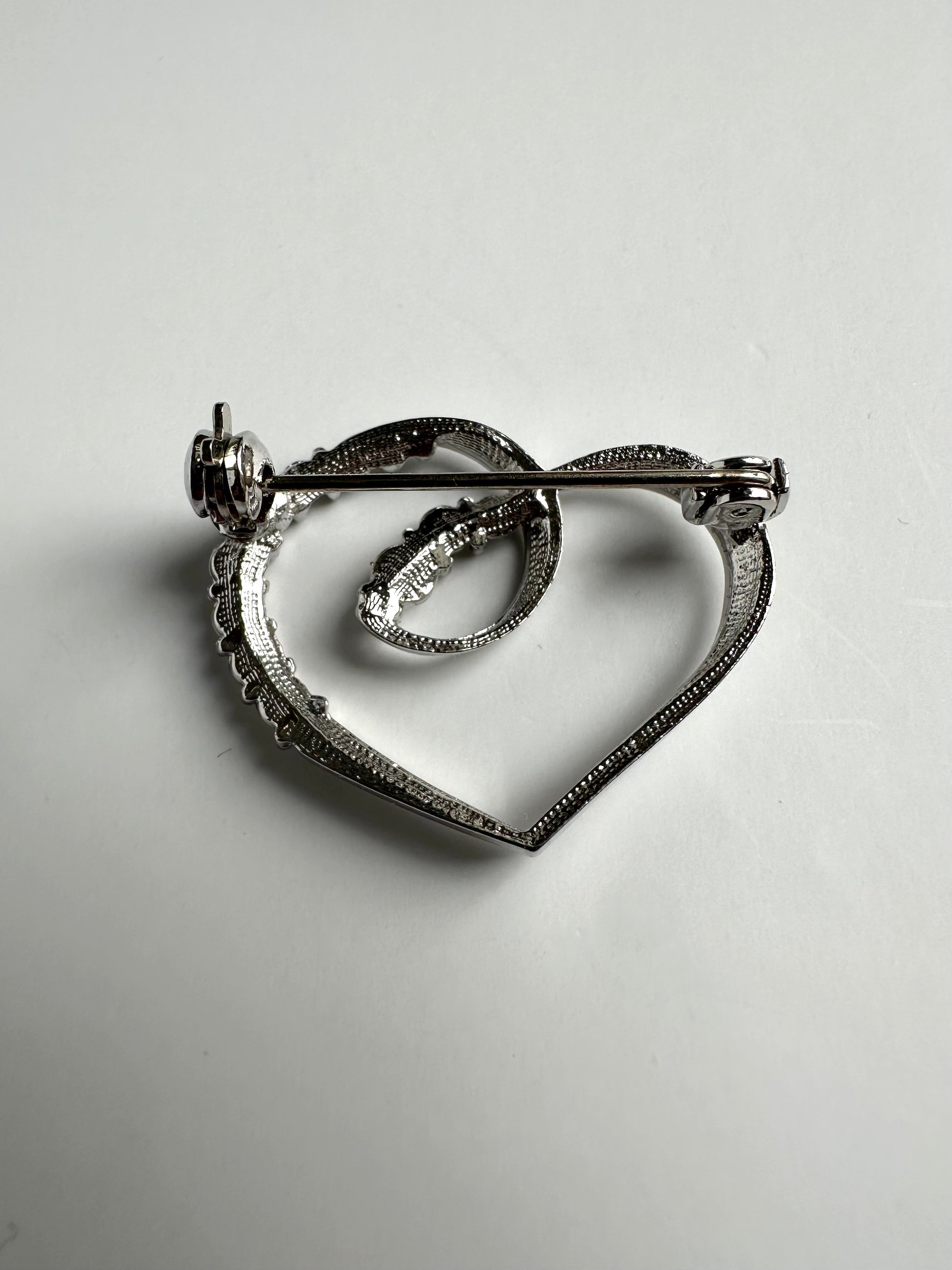 Vintage zilveren hartjesbroche, achterkant 