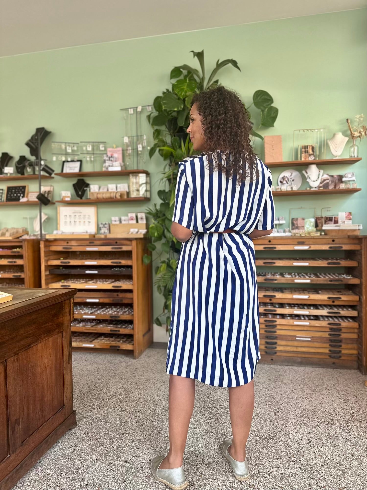 Achterkant van. de retro midi jurk in soepel viscose en. strepen wit met donkerblauw