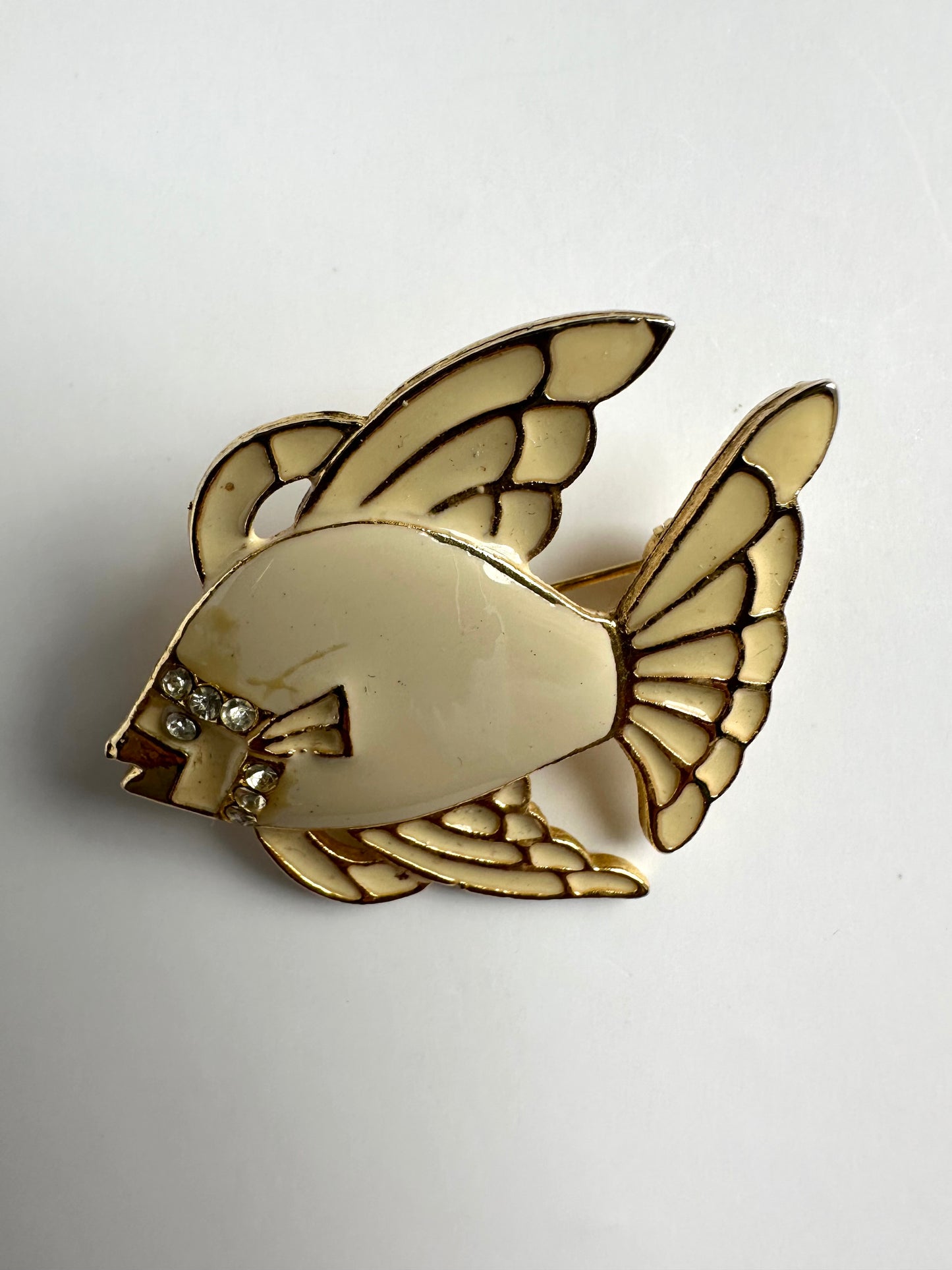 Vintage vergulde broche in de vorm van een vis, met een glanzende geëmailleerde bovenkant 