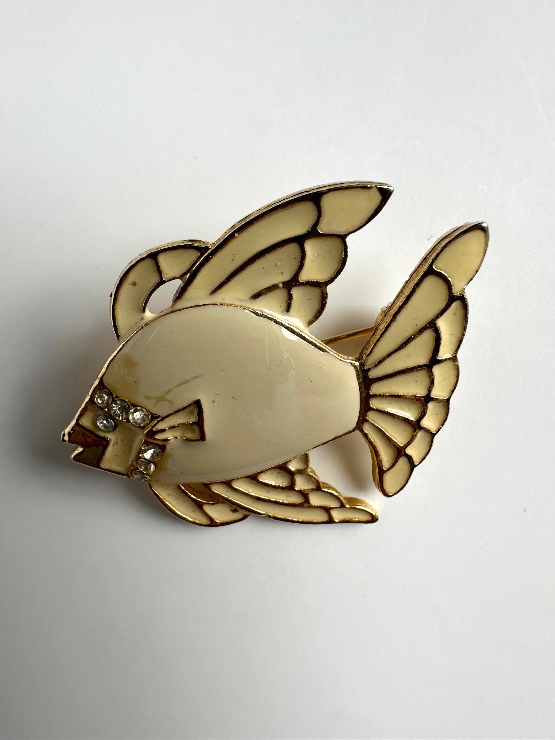 Vintage vergulde broche in de vorm van een vis, met een glanzende geëmailleerde bovenkant 