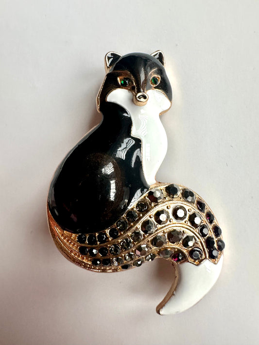 Vergulde broche in de vorm van een zwarte vos, met strass steentjes afgewerkt 