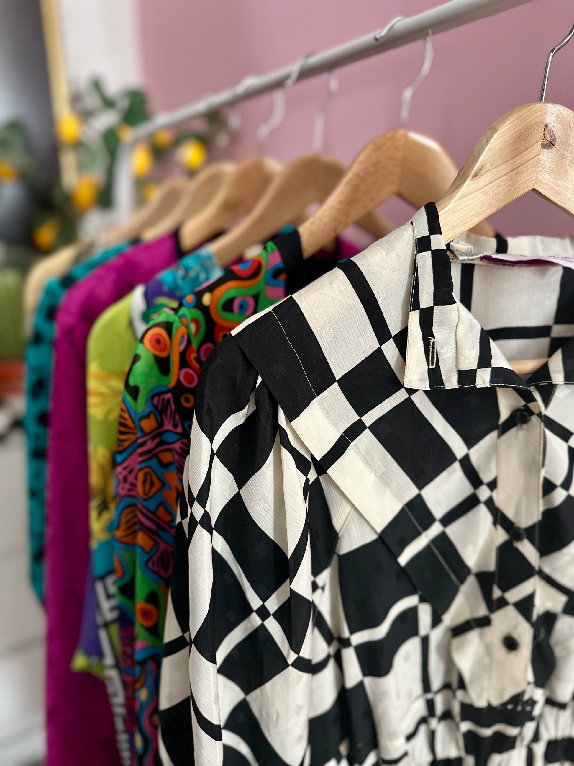 Stoere maar kleurrijke vintage blouses als onderdeel van. de verrassingsbox vanthe comeback store