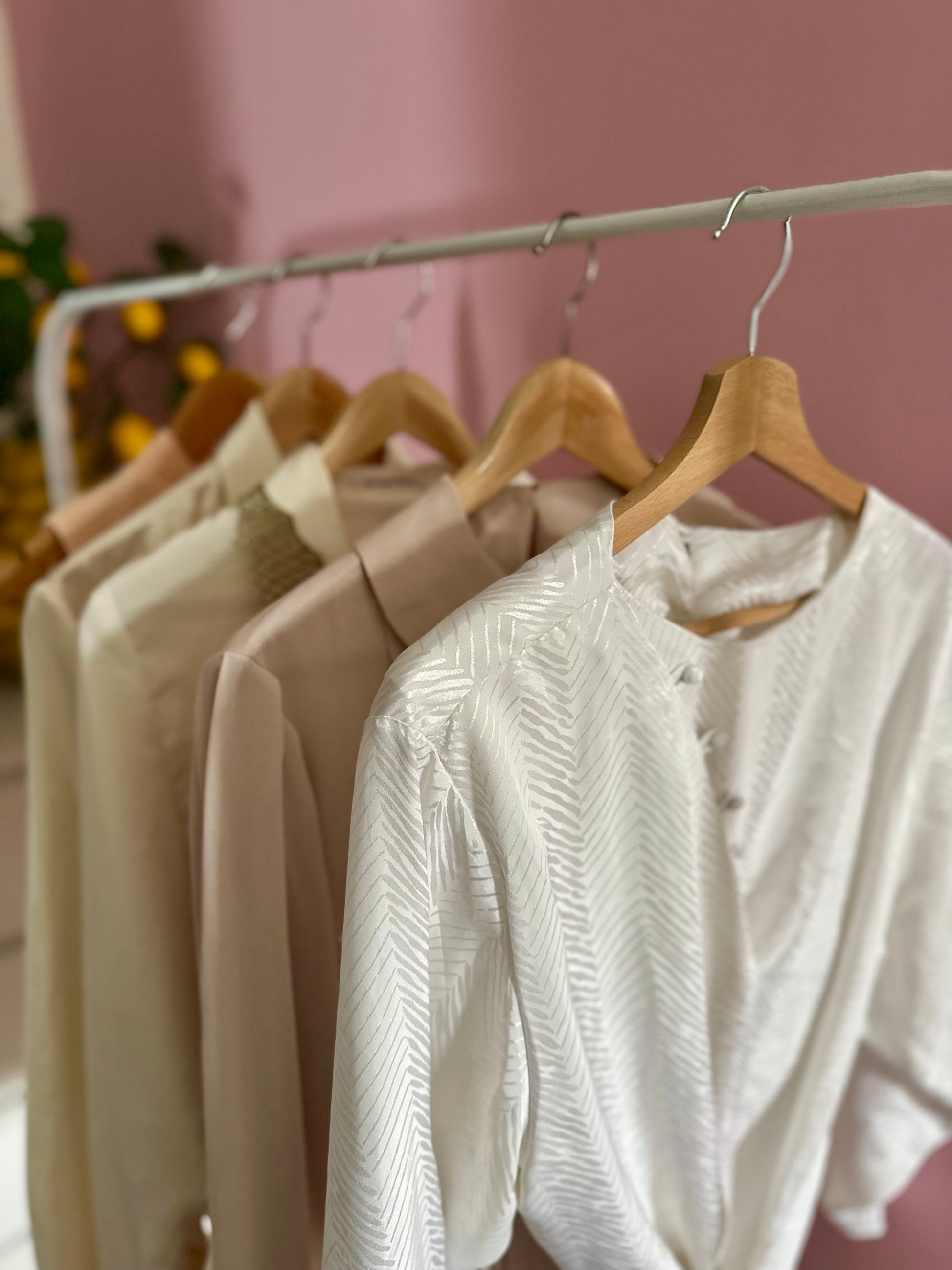Neutrale vintage blouses als onderdeel van. de verrassingsbox vanthe comeback store