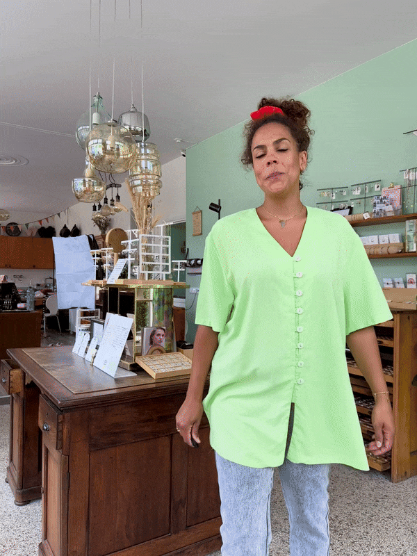 Film van vintage 90’s blouse in grote damesmaat met korte mouwen 