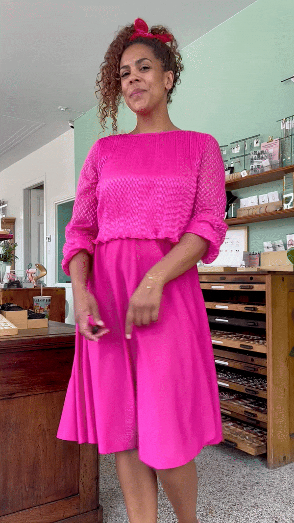 Film van vintage fuchsia midi-jurk met peplum lijfje 