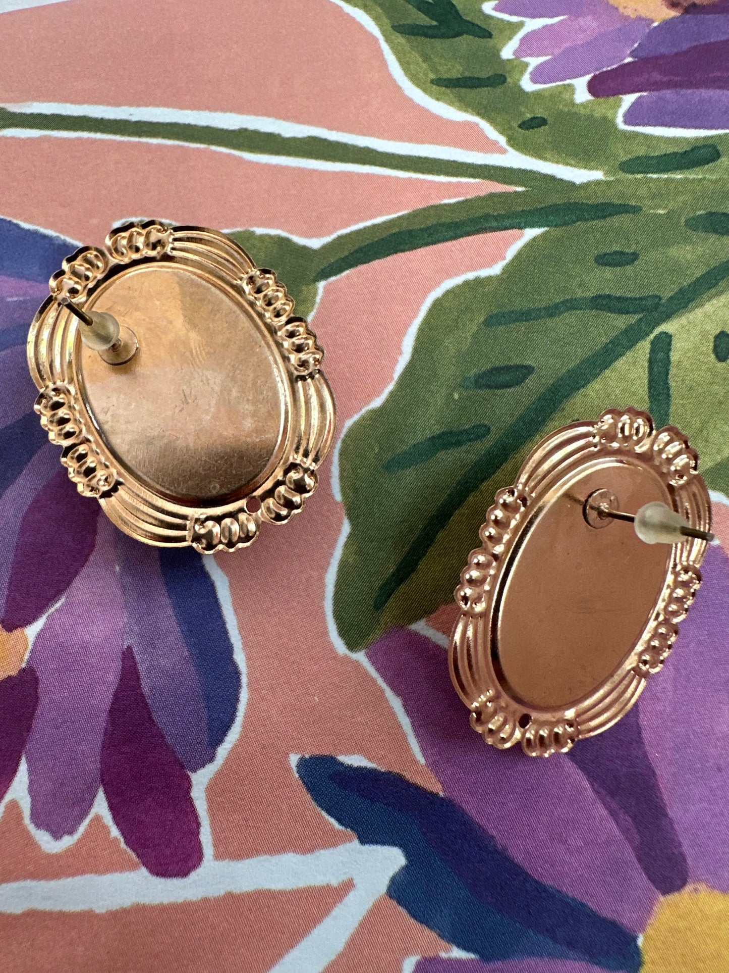 goudkleurige vintage oorstekers