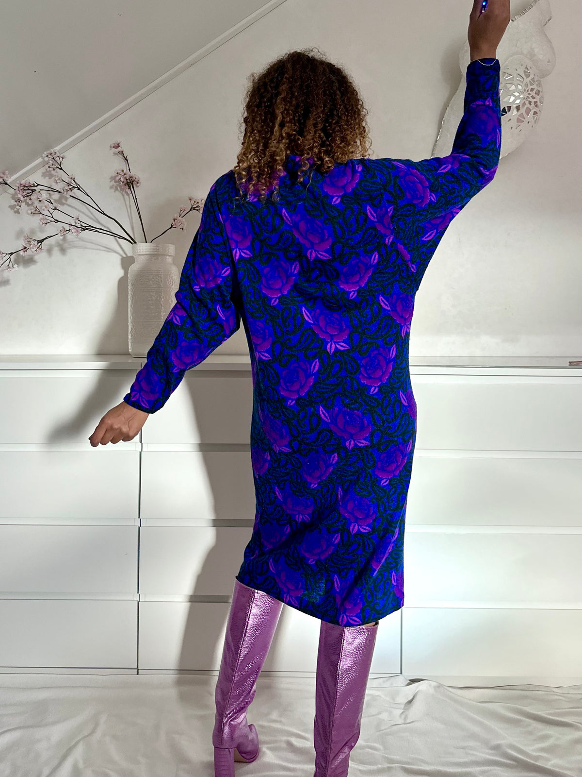 Vintage kobaltblauwe fleecejurk met paarse bloemen - M