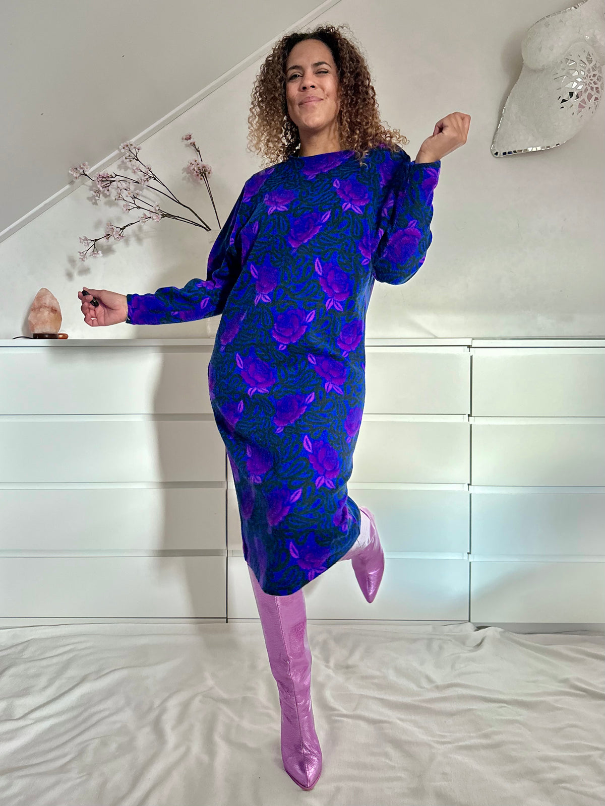Vintage kobaltblauwe fleecejurk met paarse bloemen - M