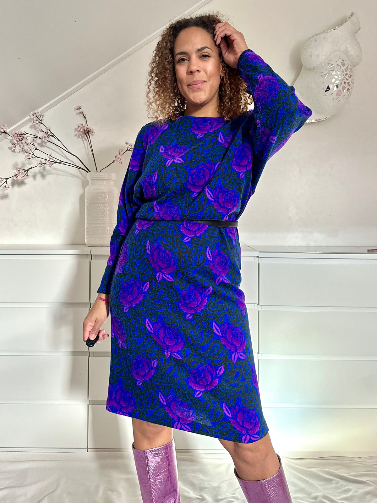 Vintage kobaltblauwe fleecejurk met paarse bloemen - M