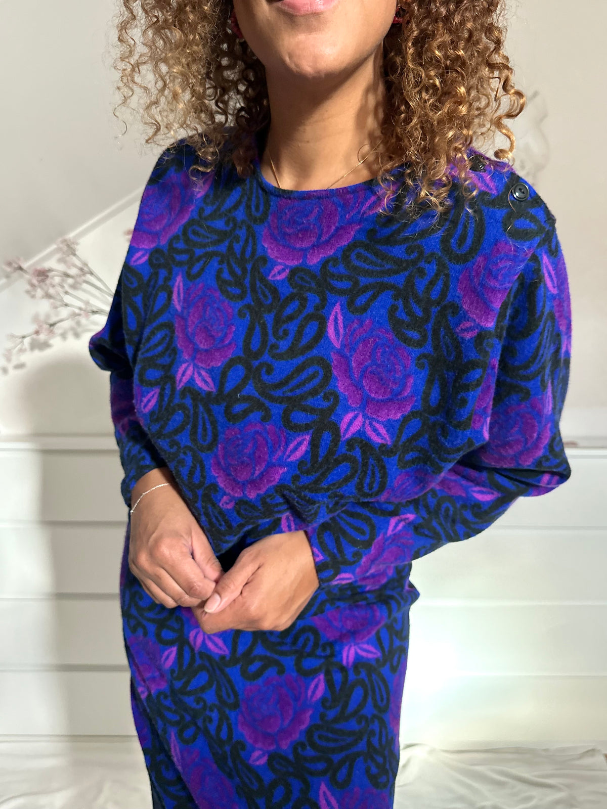 Vintage kobaltblauwe fleecejurk met paarse bloemen - M