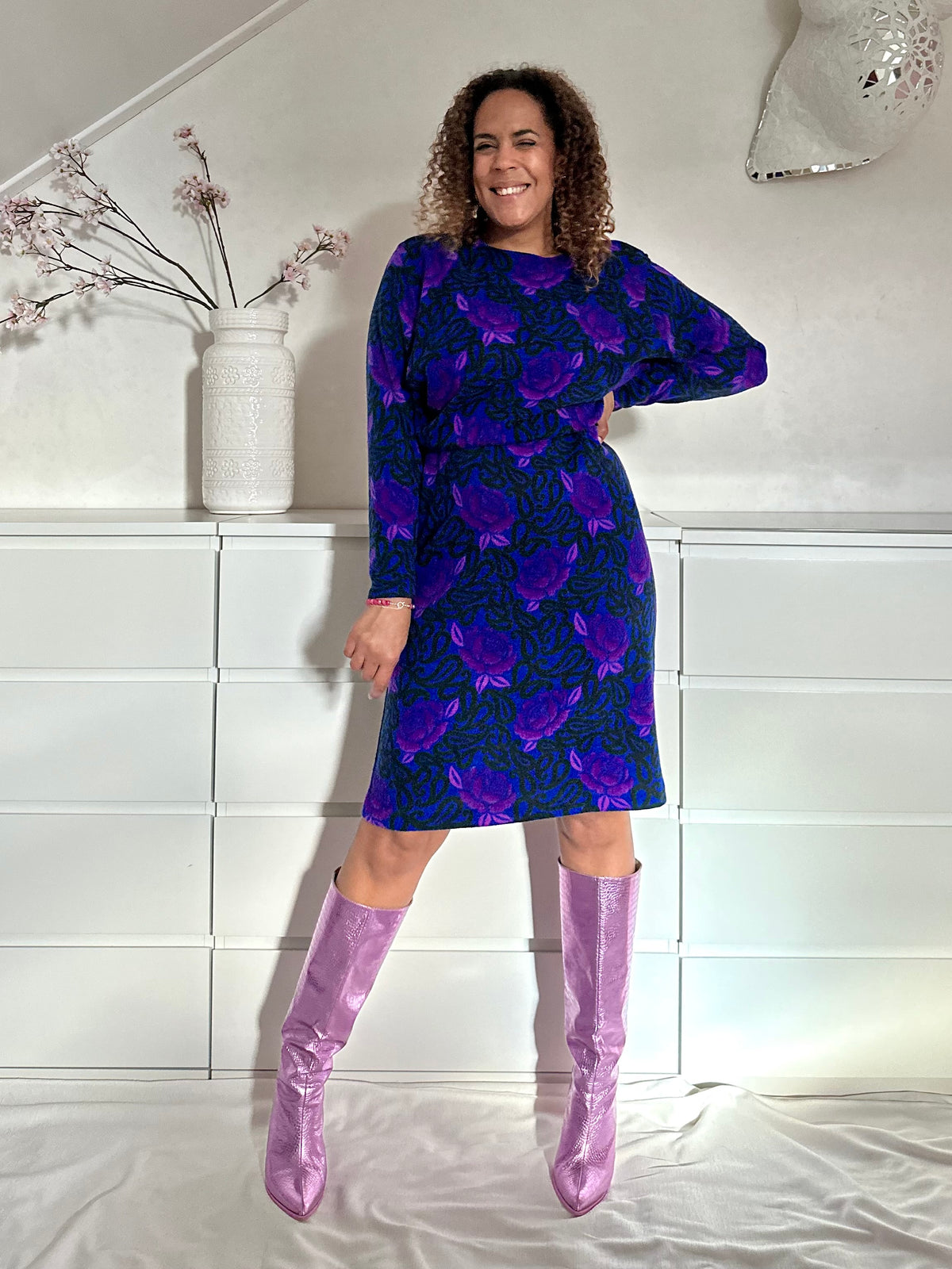 Vintage kobaltblauwe fleecejurk met paarse bloemen - M