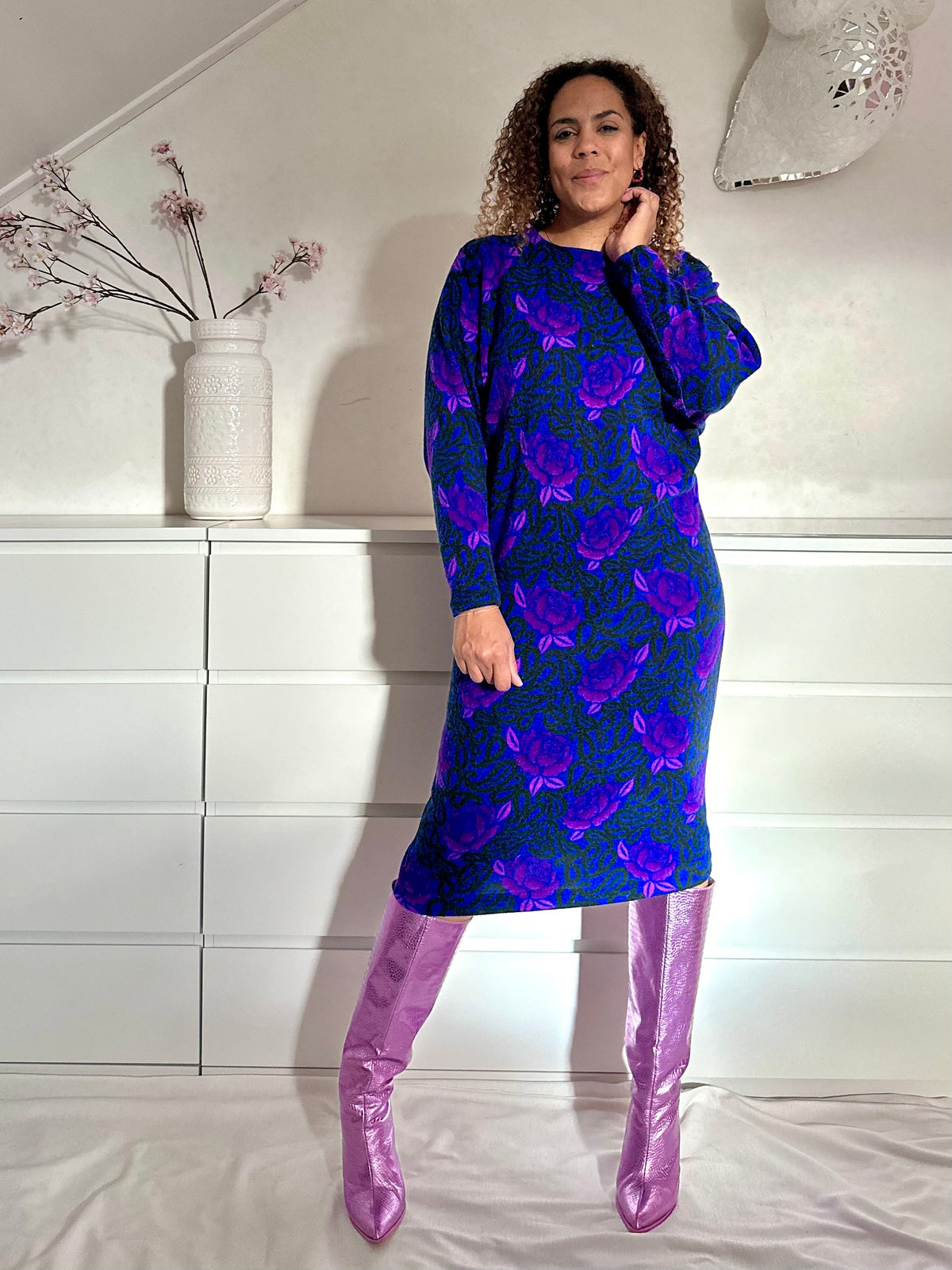 Vintage kobaltblauwe fleecejurk met paarse bloemen - M