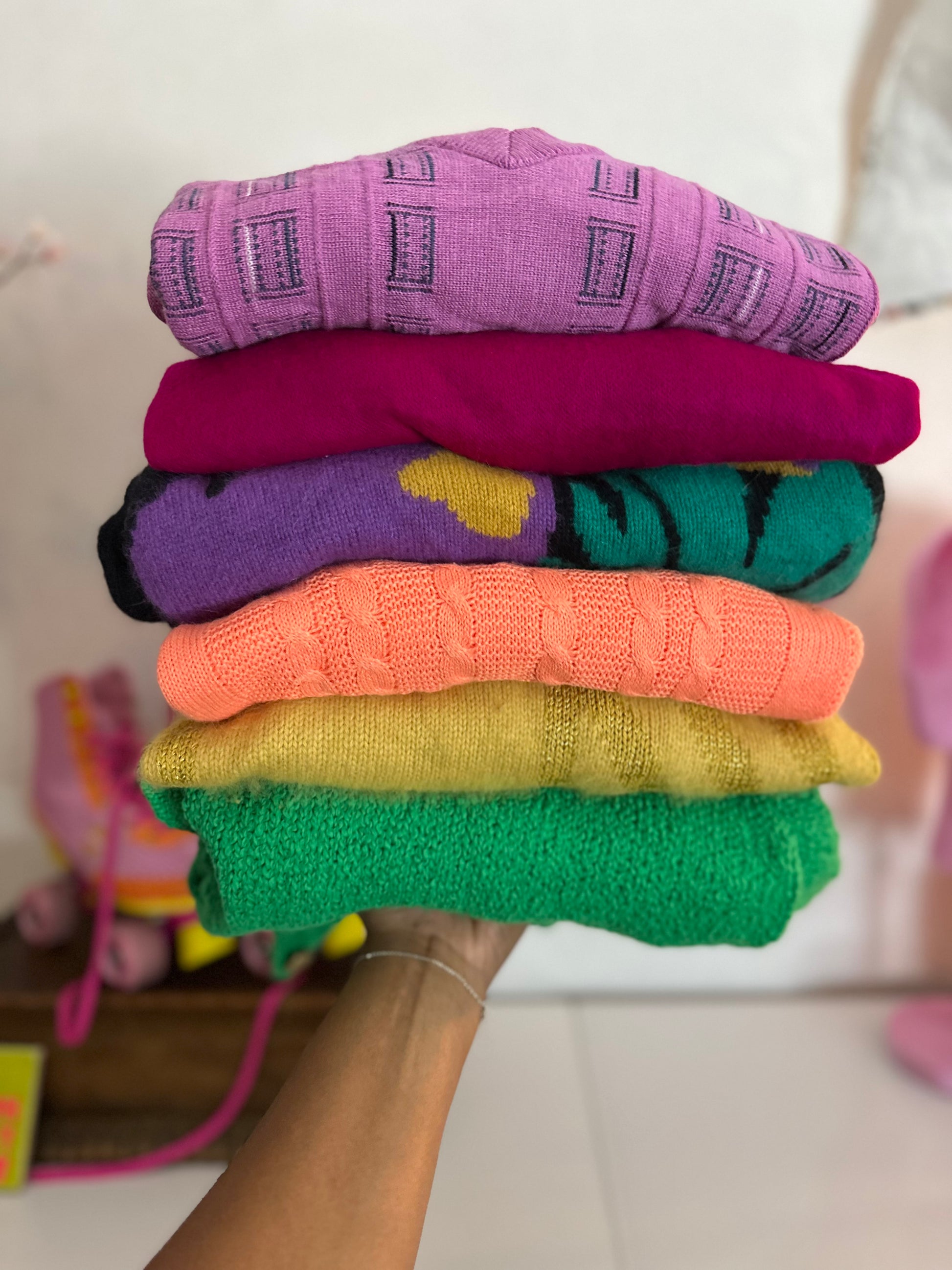 Kleurrijke vintage sweaters als onderdeel van. de verrassingsbox vanthe comeback store