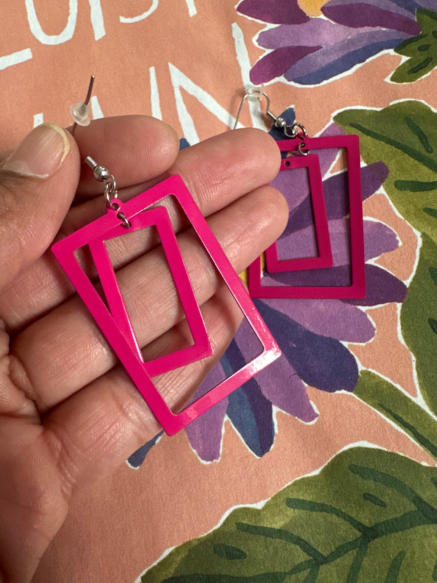 vierkante 90's oorbellen in roze