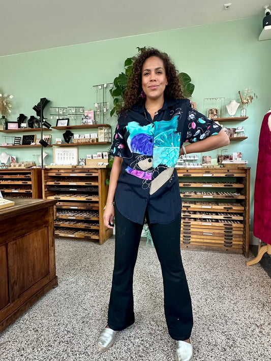vintage blouse in zwart met fel kleurencontrast, typische jaren tachtig top met abstracte print en rec het snit