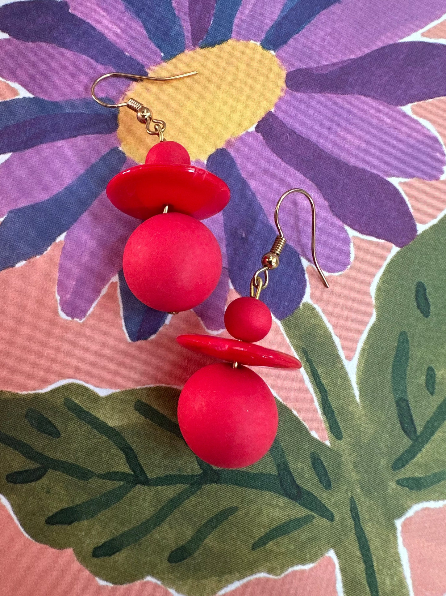 vintage 90's oorbellen van rode houten bollen