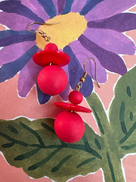 vintage 90's oorbellen van rode houten bollen