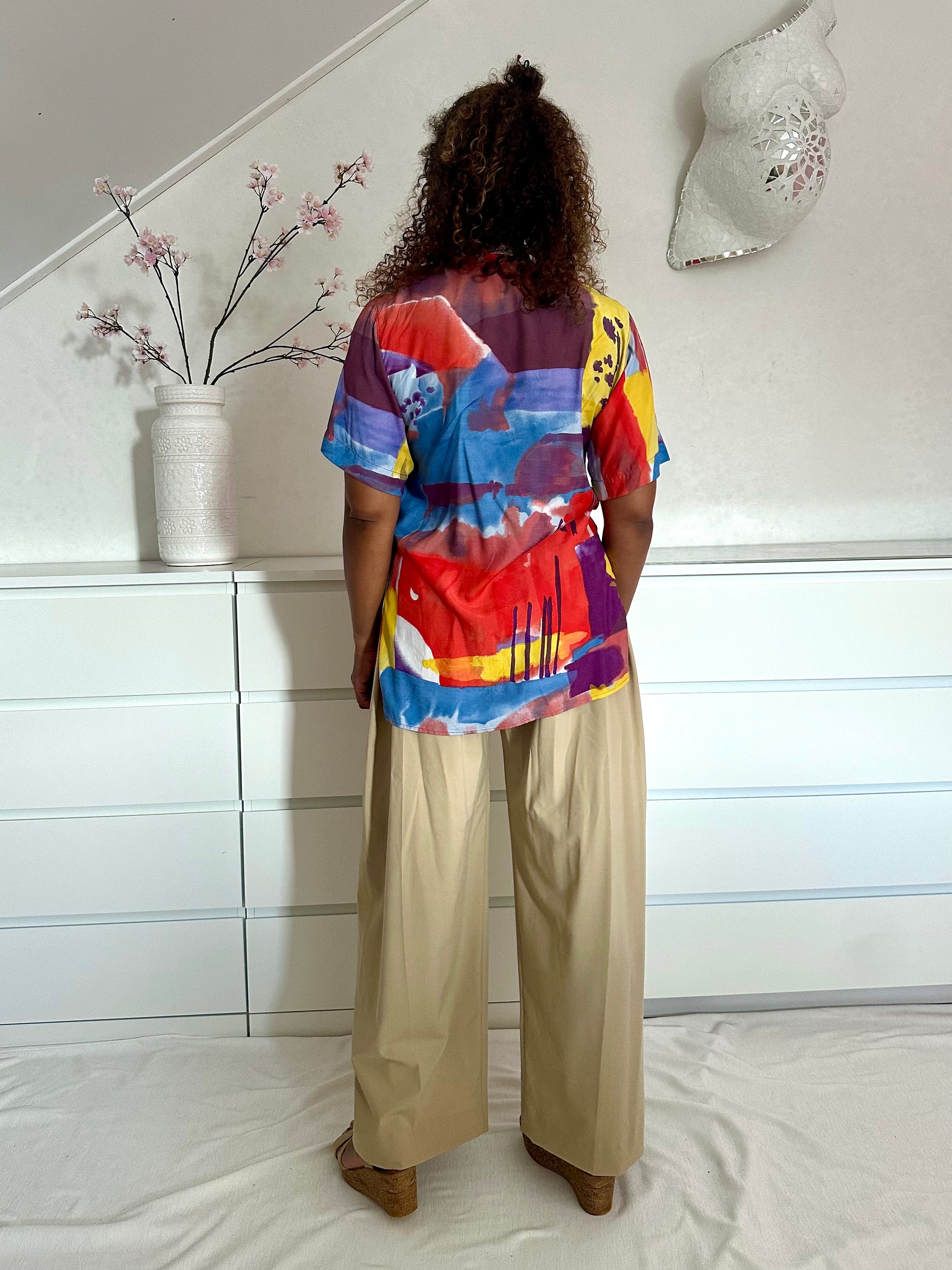 Achterkant van retro zomer hemd met aquarel patroon in meerdere felle kleuren