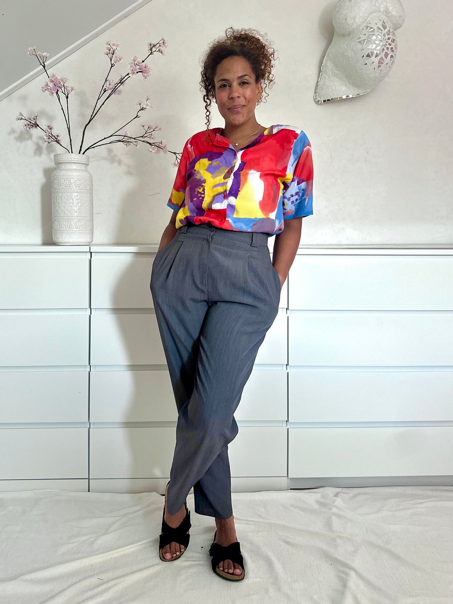 Colorblock blouse met korte mouwen gedragen op basic grijze pantalon
