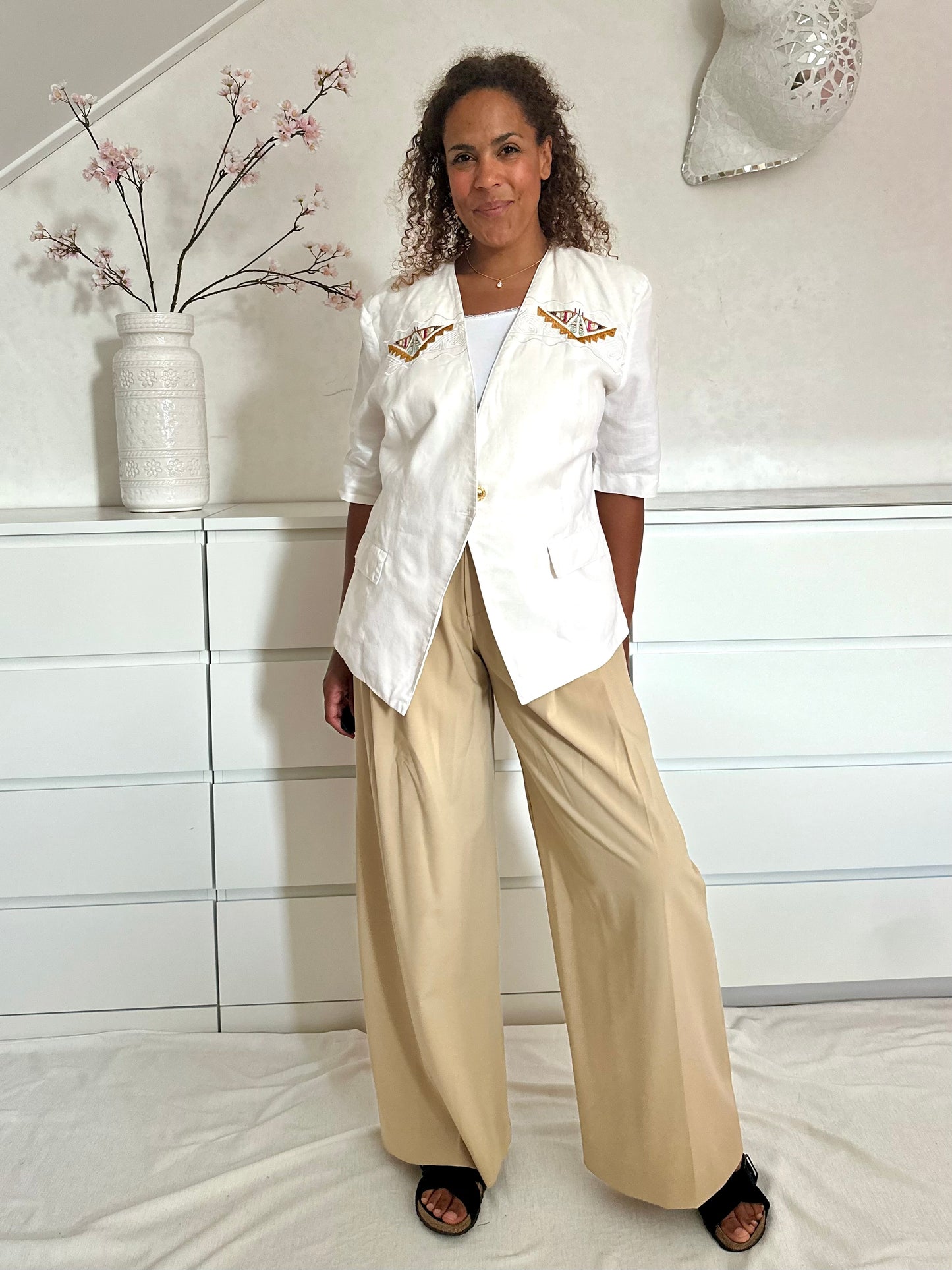 Vintage witte blazer met borduursels op beide schouders