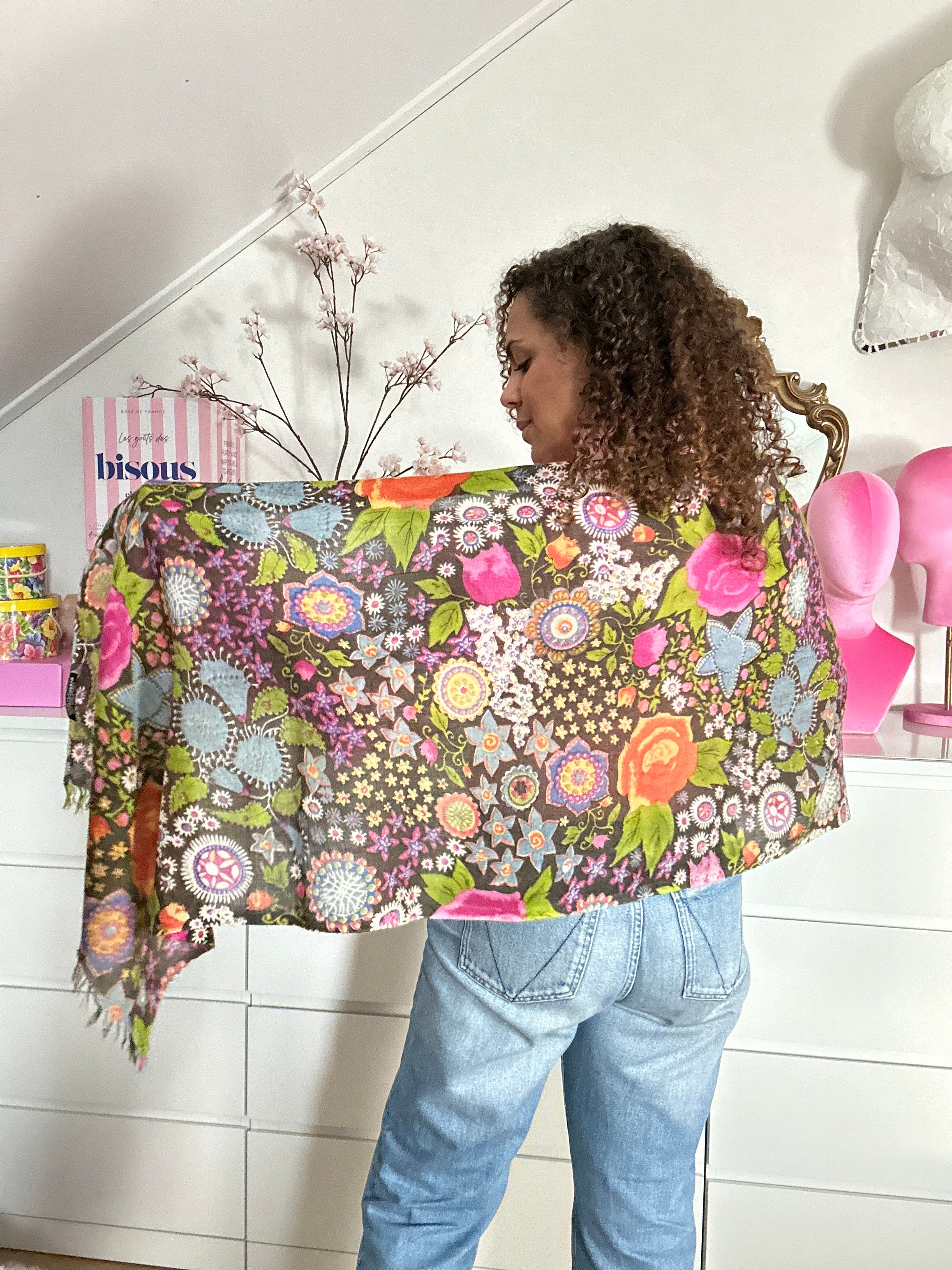 Lange rechthoekige retro sjaal van wol in bloemenpatroon