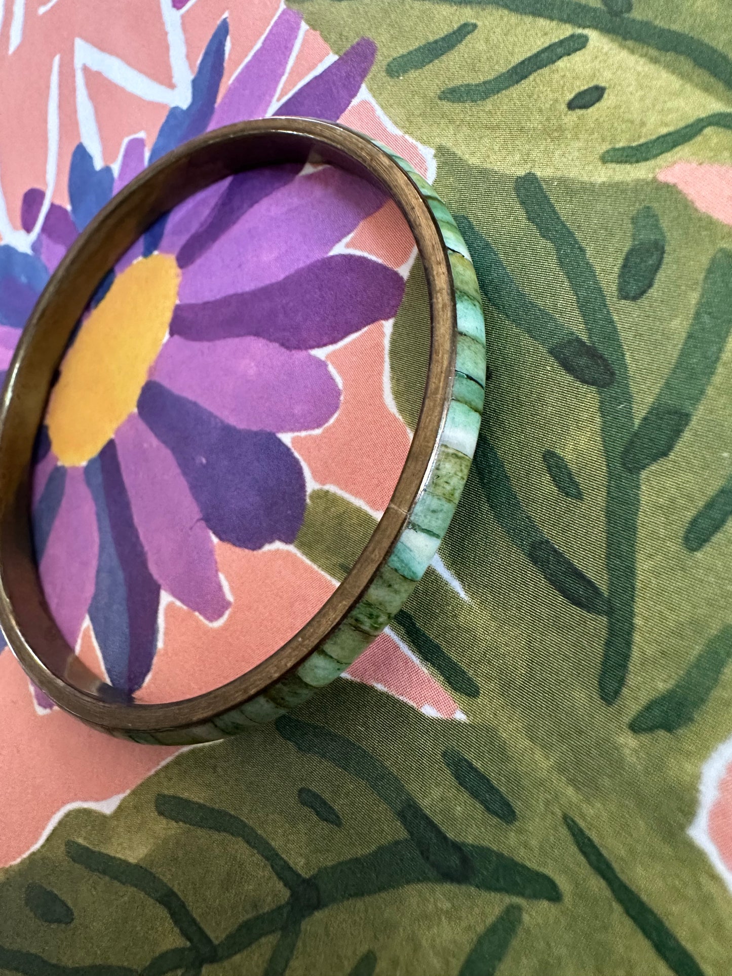 vintage bone bangle van messing in groene kleur