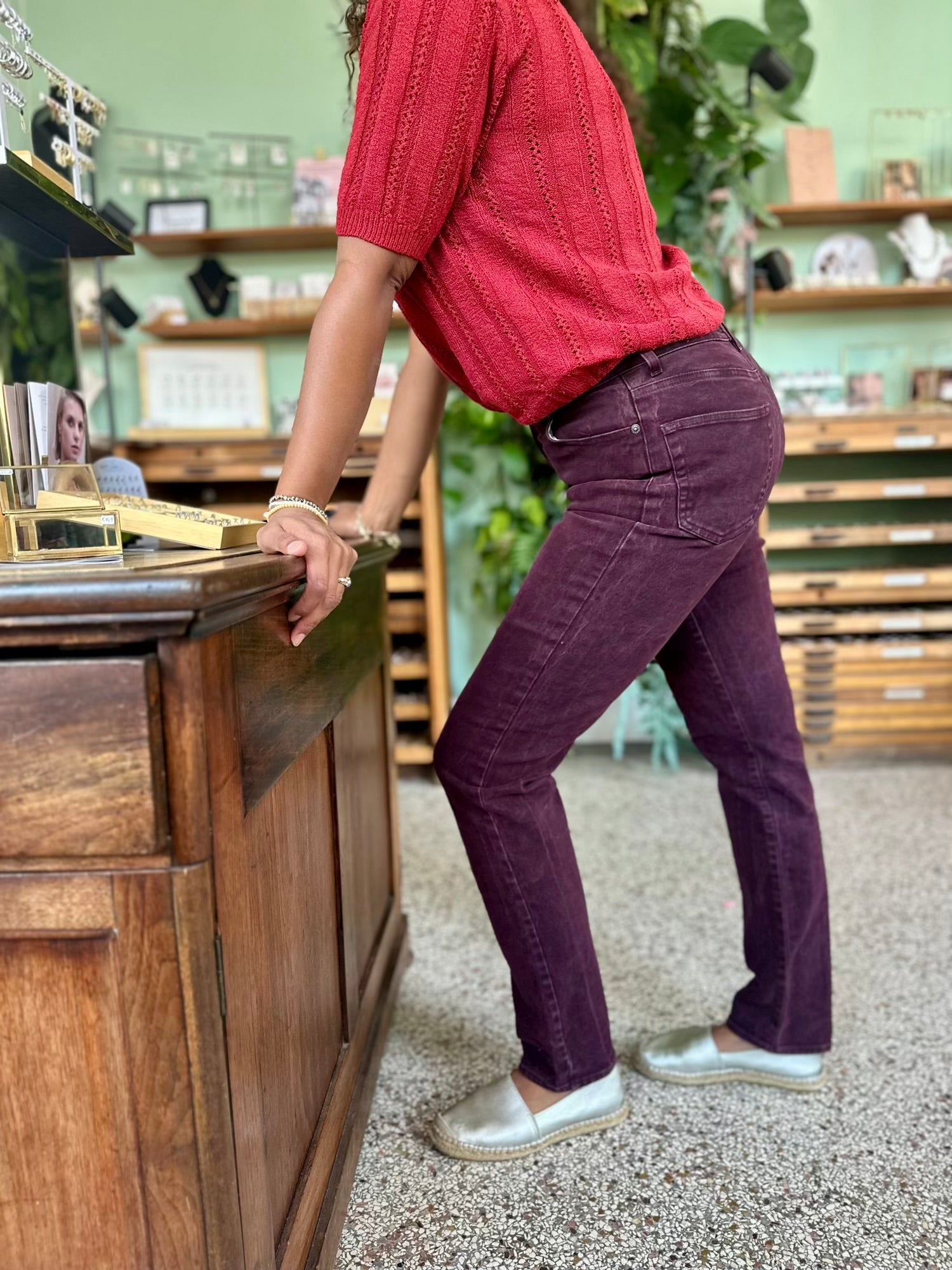 vintage denim broek in bordeaux rood meet aansluitende fit en hoge taille