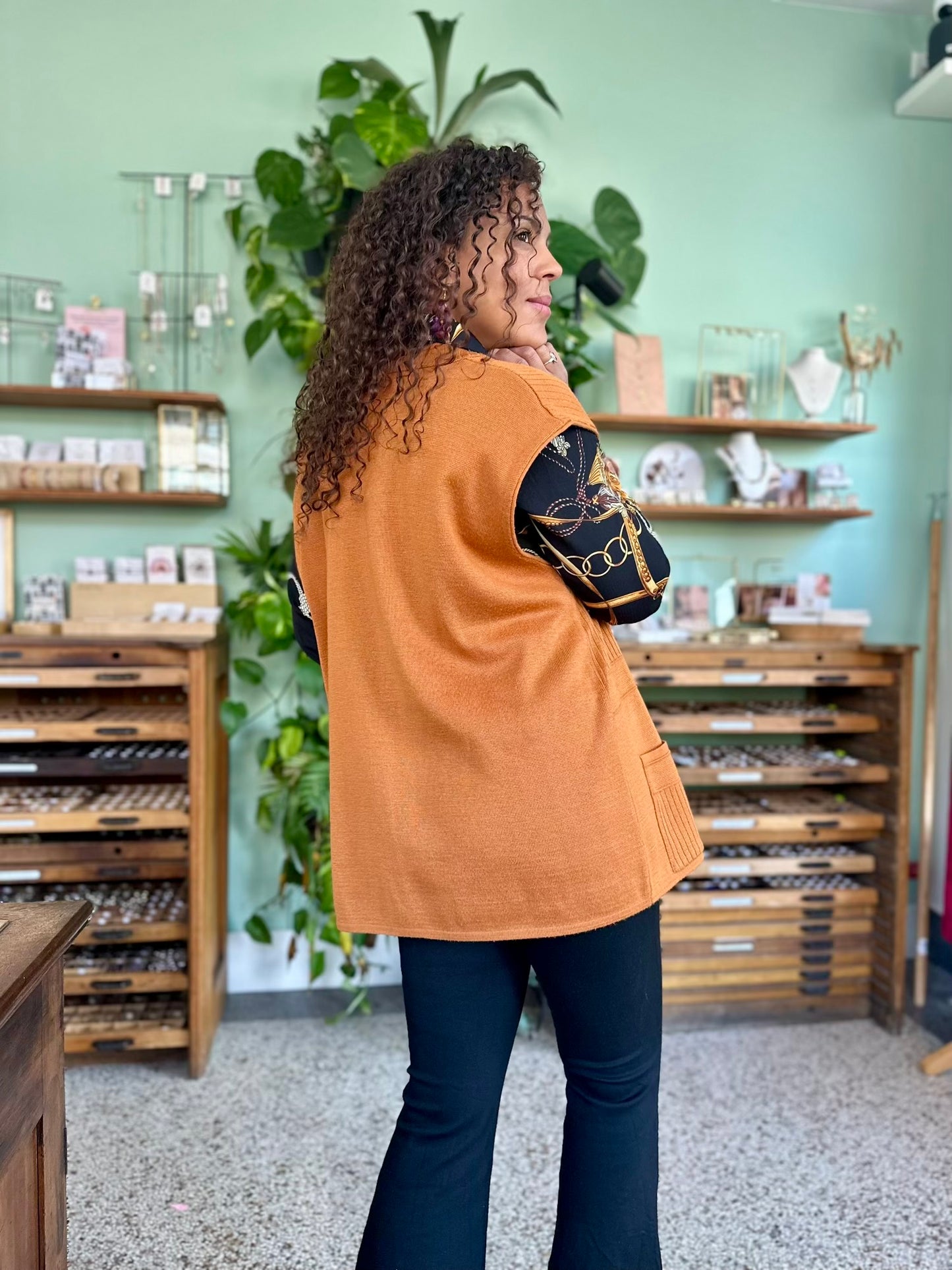 Achterkant van vintage waistcoat gebreid van acryl in een warme camel aardetint behorend bij de kleurrijke collectie van The Comeback Store