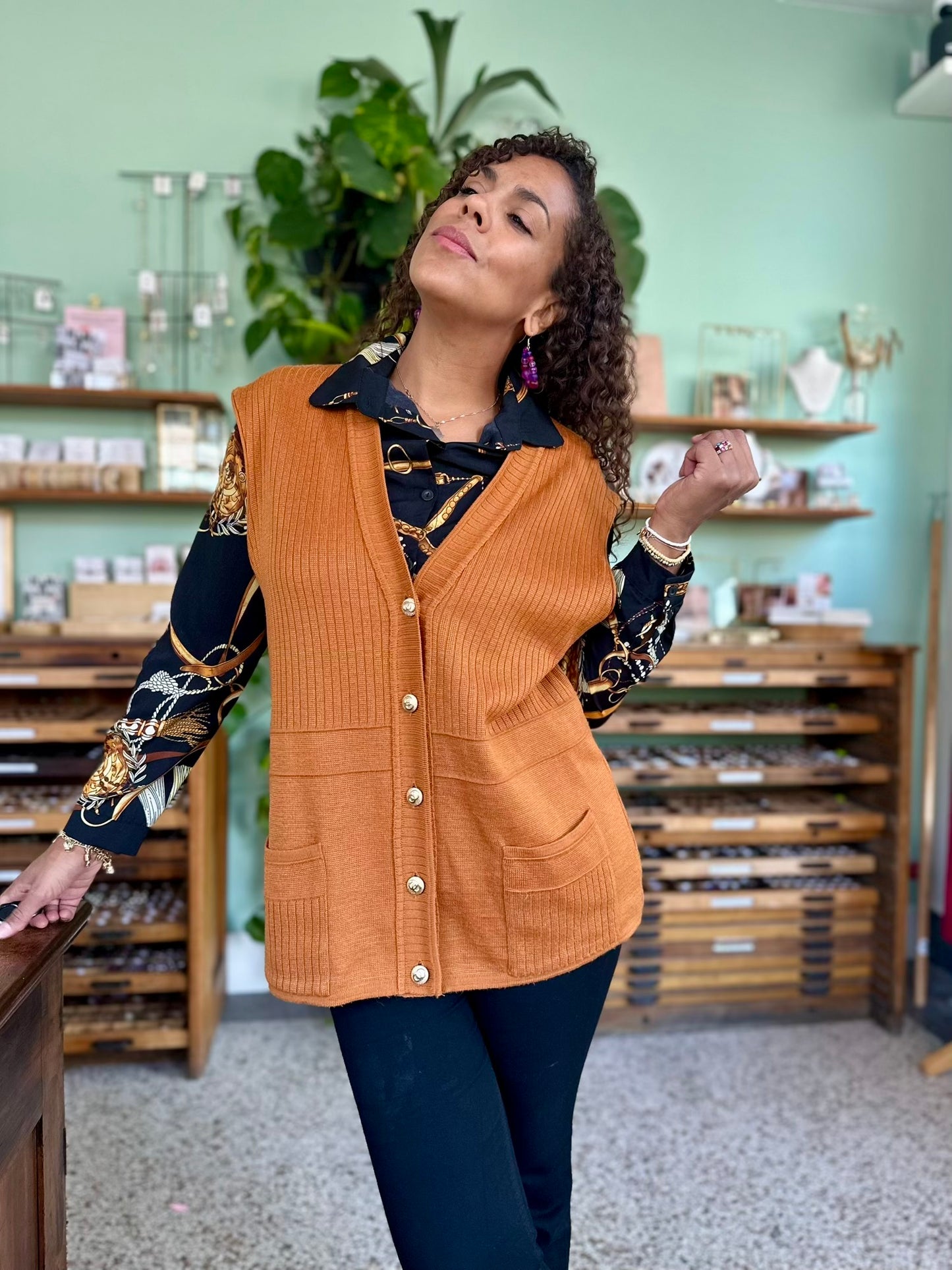 Retro roestbruin gebreid gilet met verticale strepen perfect te dragen op een blouse of tshirt