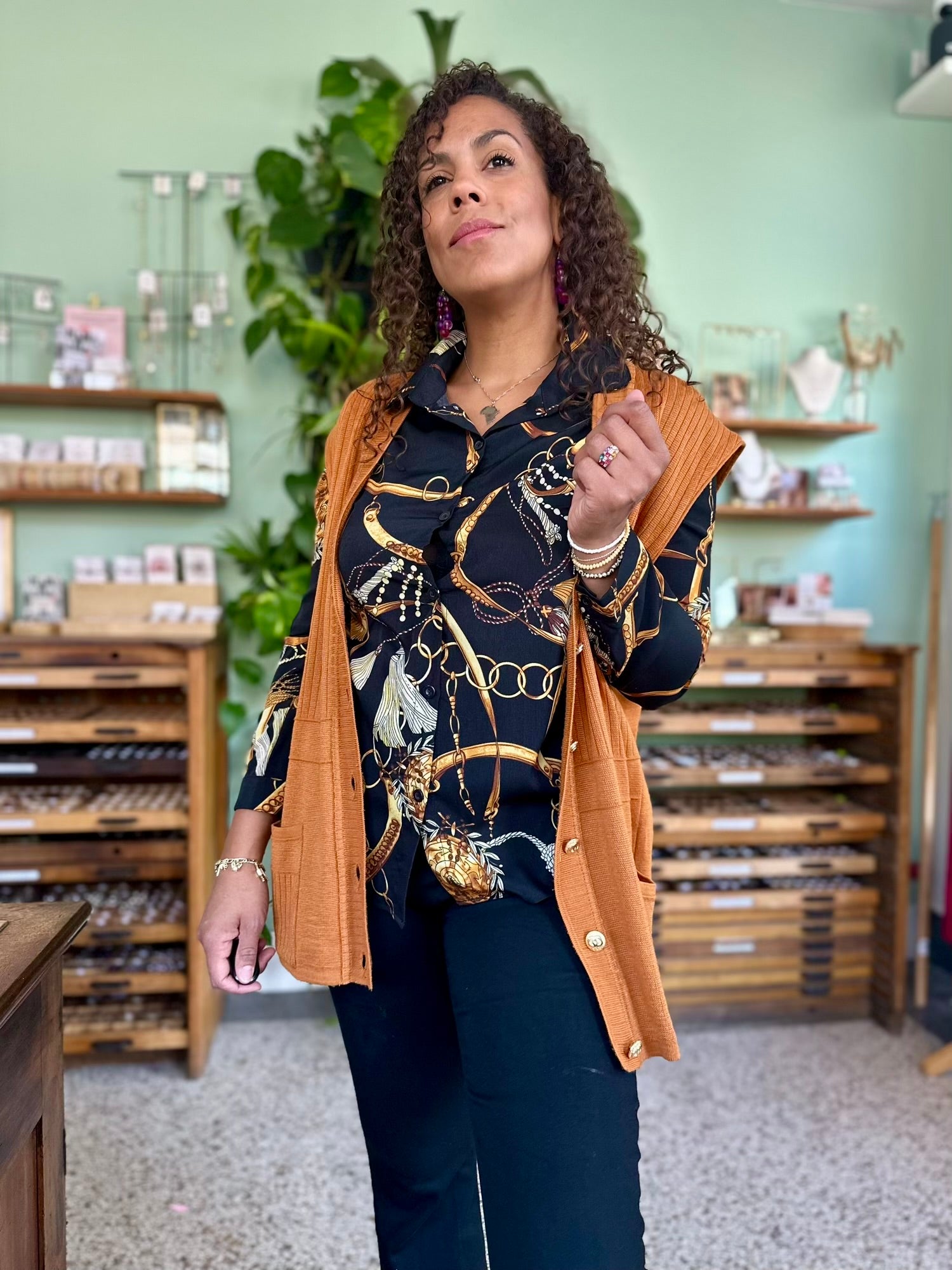 vintage gebreid vest zonder mouwen in warme camel kleur met gouden knopen en een oversized fit