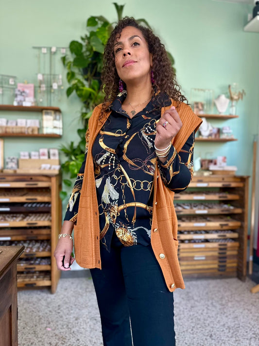 vintage gebreid vest zonder mouwen in warme camel kleur met gouden knopen en een oversized fit