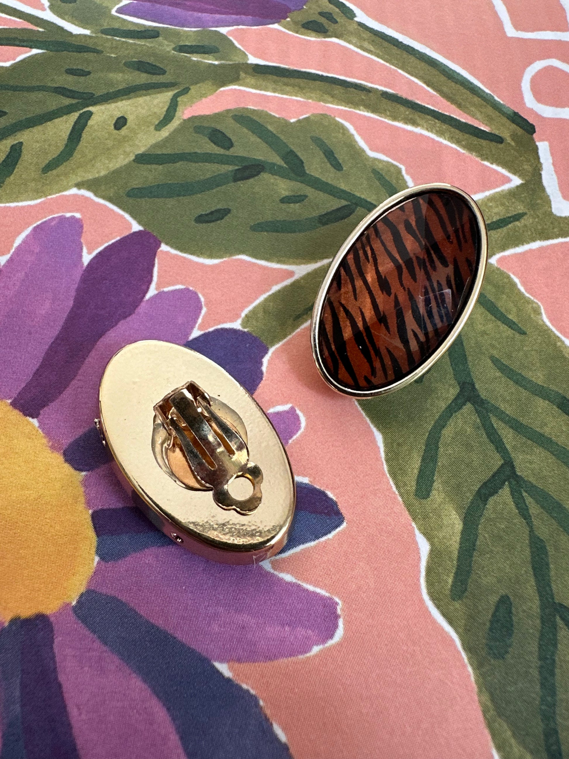 vintage clip-ons in goud met bruine animal print
