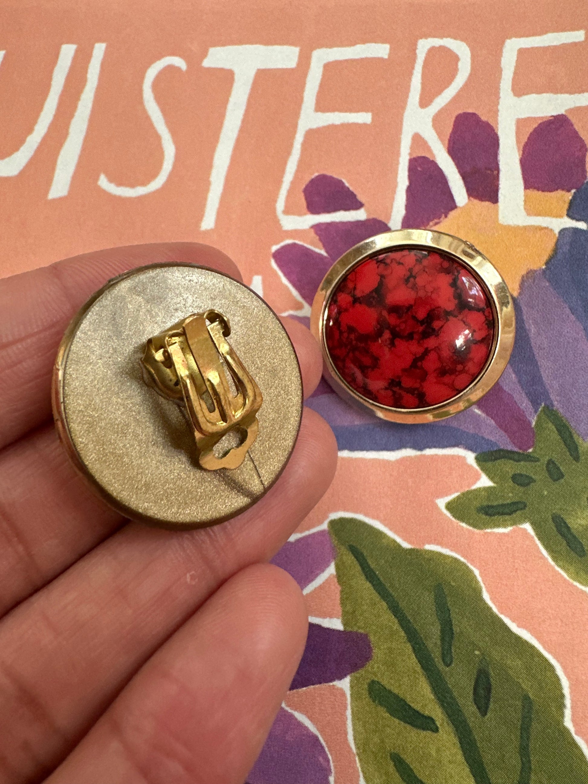 vintage clip-ons in rood met zwart gemêleerd 