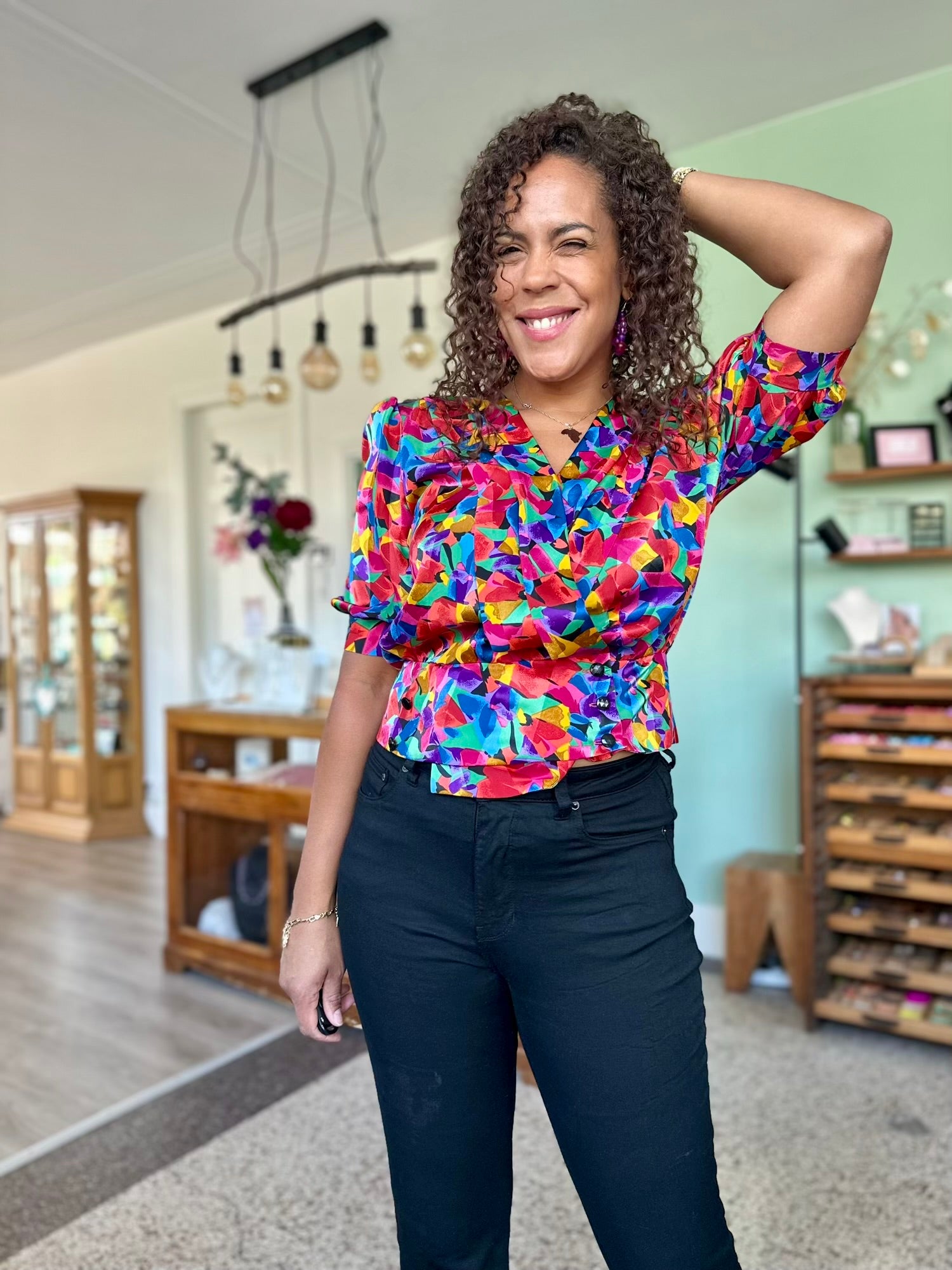 vintage korte blouse met peplum snit in felgekleurde print met geometrische print