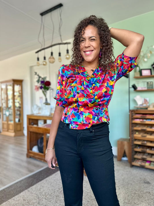 vintage korte blouse met peplum snit in felgekleurde print met geometrische print