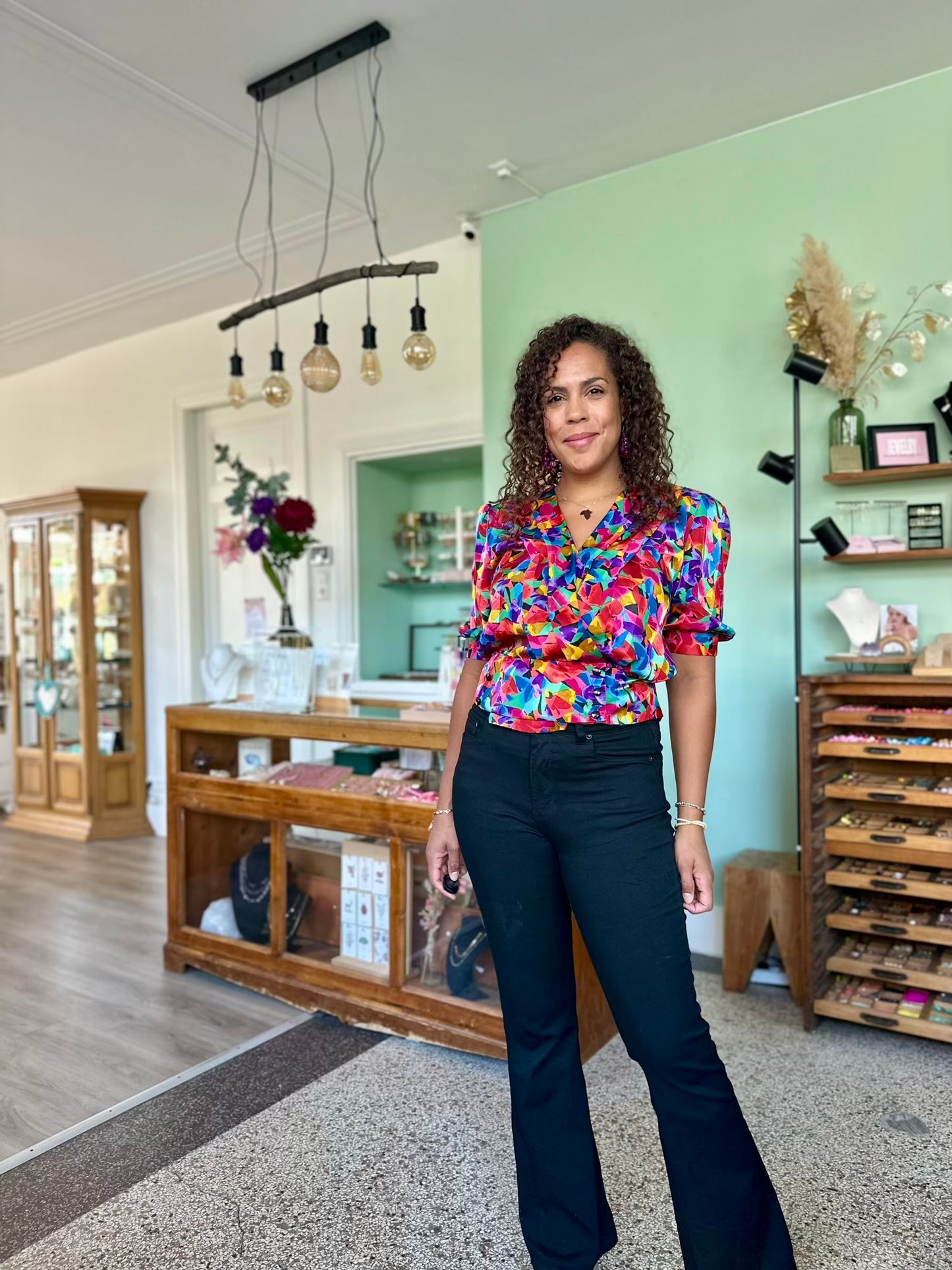 retro blouse in felle kleuren met subtiele v-hals en dubbele knoopsluiting. 
