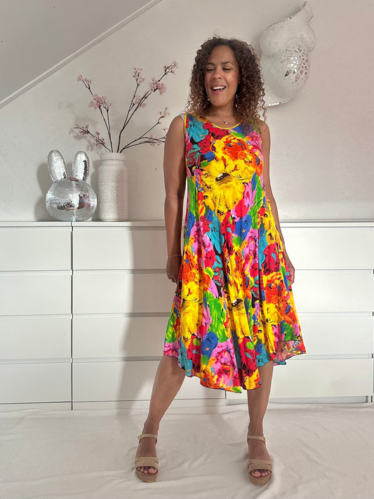 Vintage mouwloze jurk in felle kleuren met bloemenprint en zwierige pasvorm
