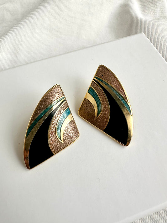vintage driehoekige oorbellen , verguld met emaille bovenlaag. Luxe uitstraling 
