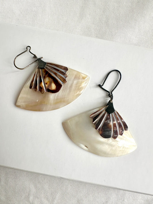 Vintage oorbellen van dubbele laag schelp, met mooie details