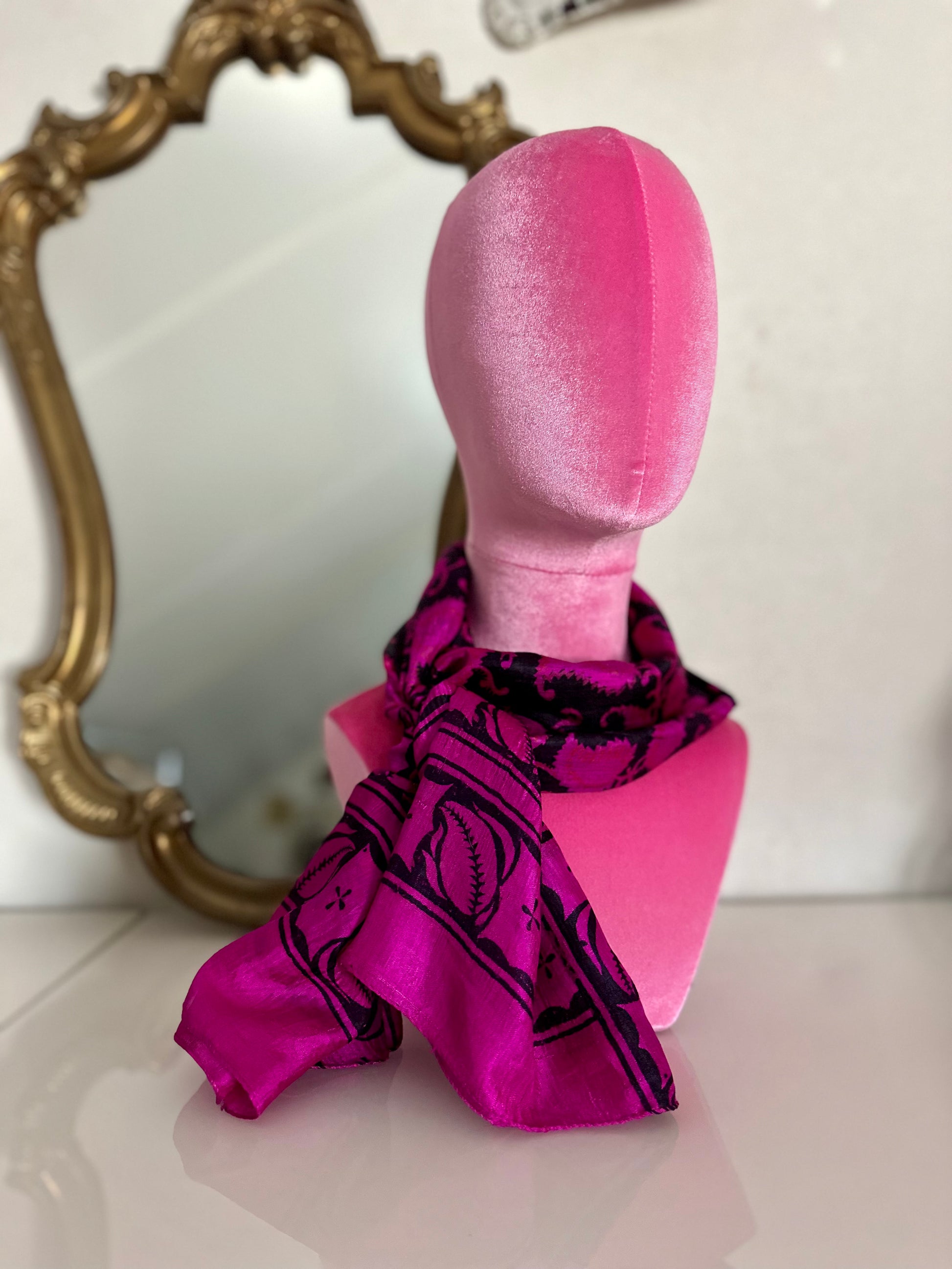 vintage fuchsia zijden sjaaltje meet zwarte Paisley print