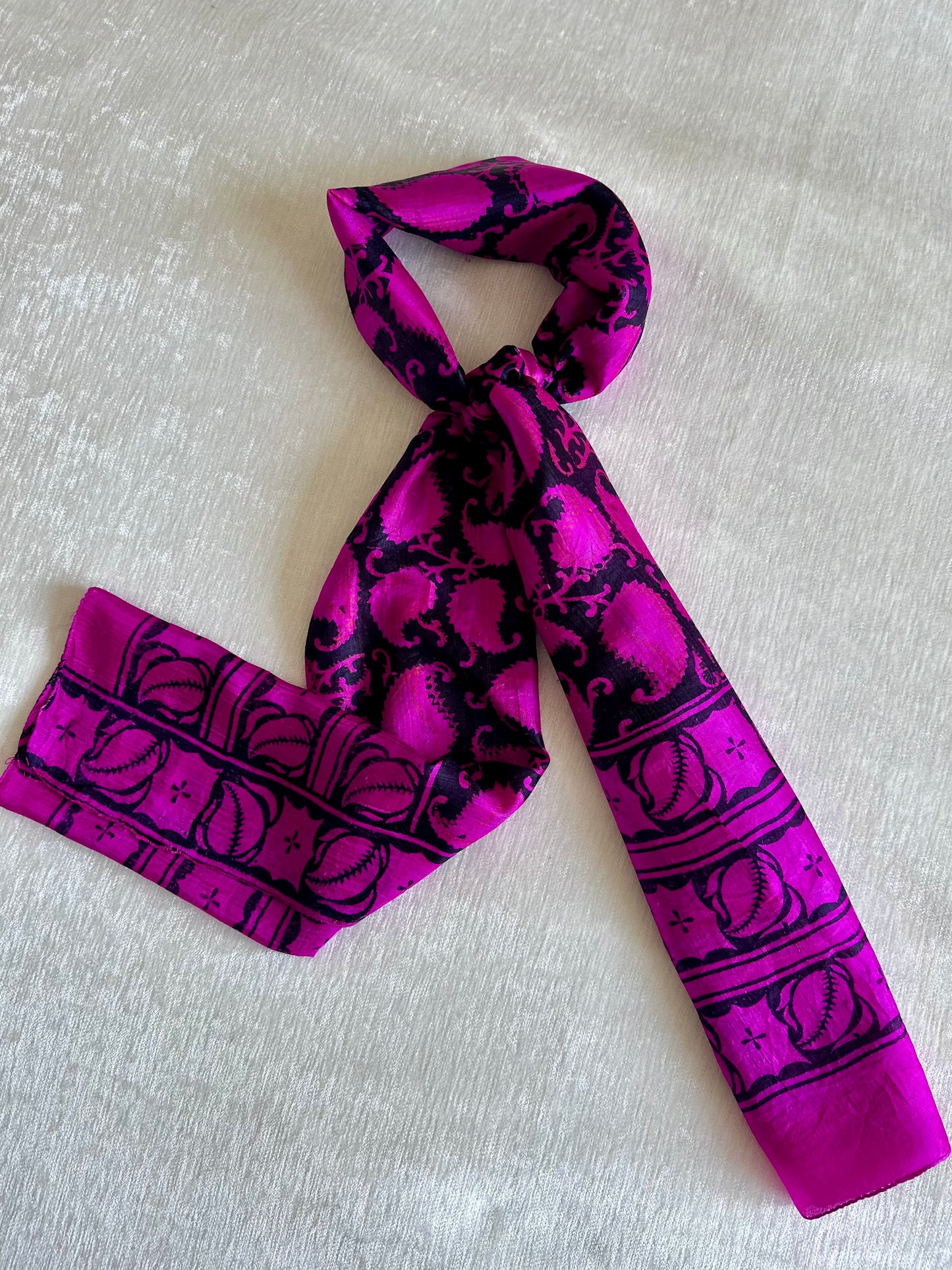 vintage roze paarse zijden sjaaltje met print sierlijk elegant vrouwelijk