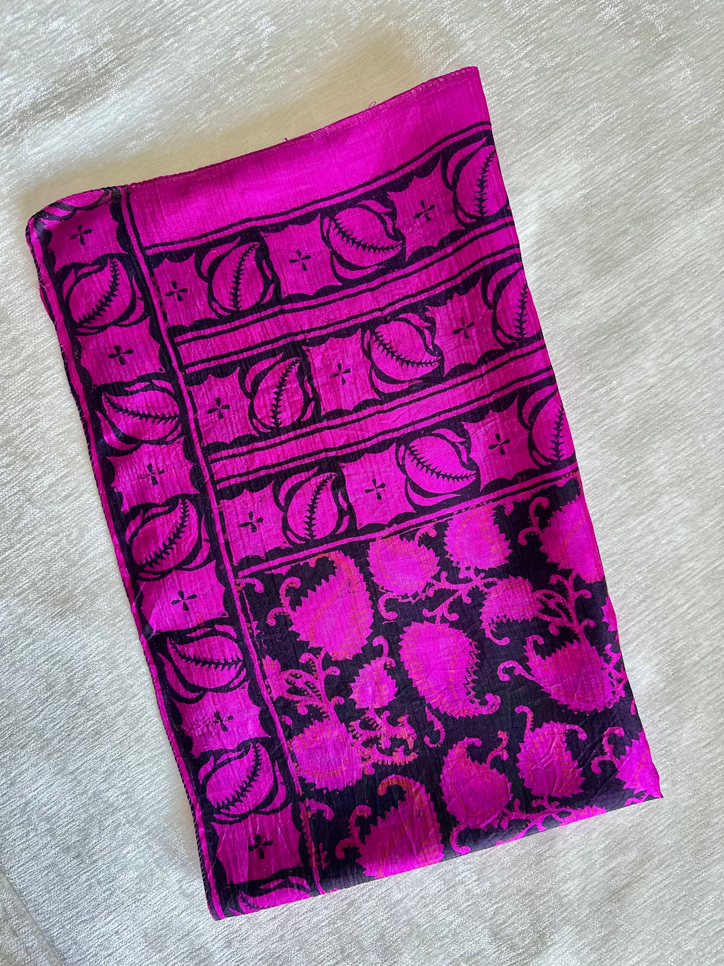 paars sjaaltje rechtoekig met Paisley print van zijde stof 