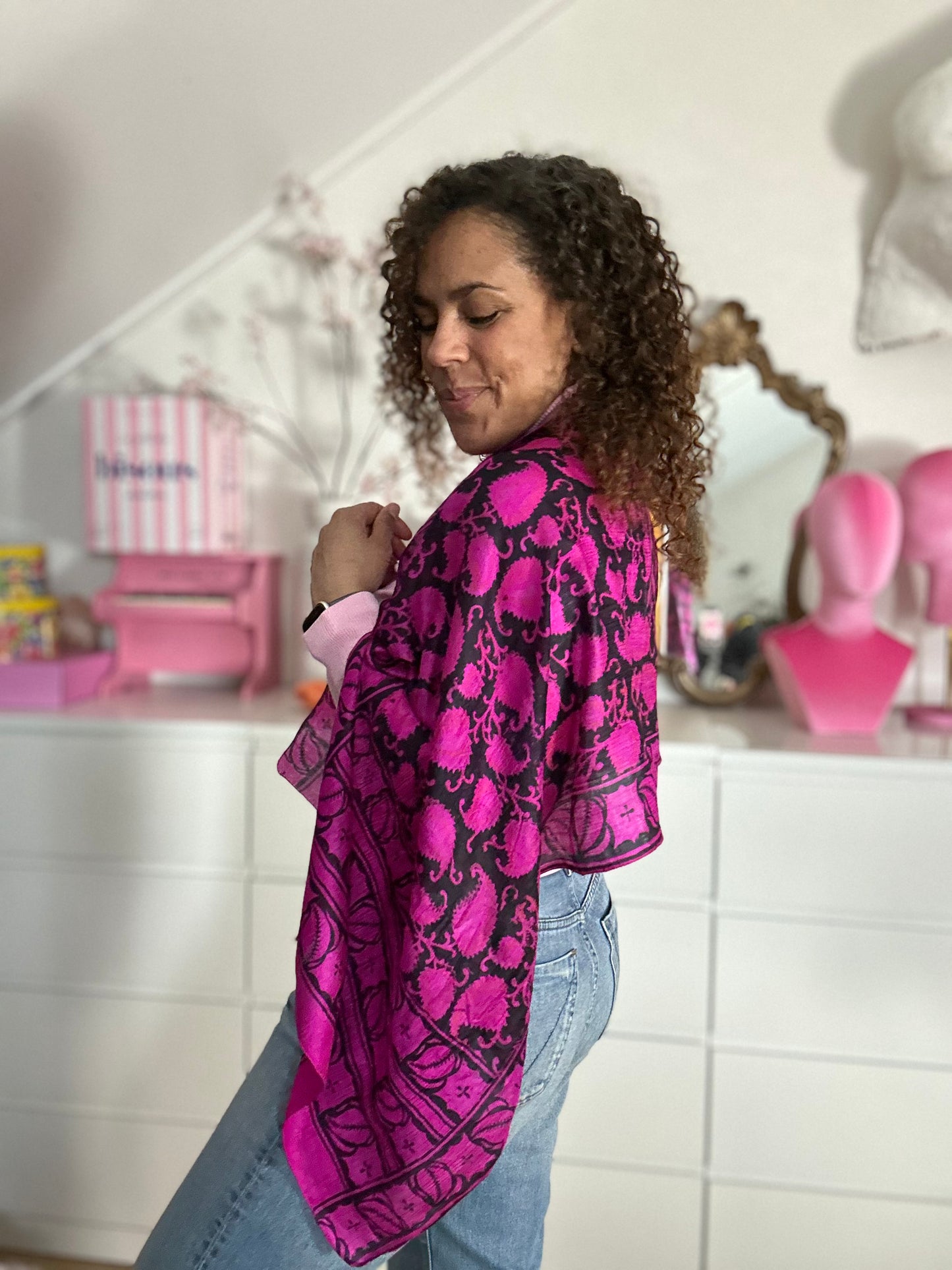 grote vintage sjaal van zijde in  fuchsia felle kleur met zwarte print
