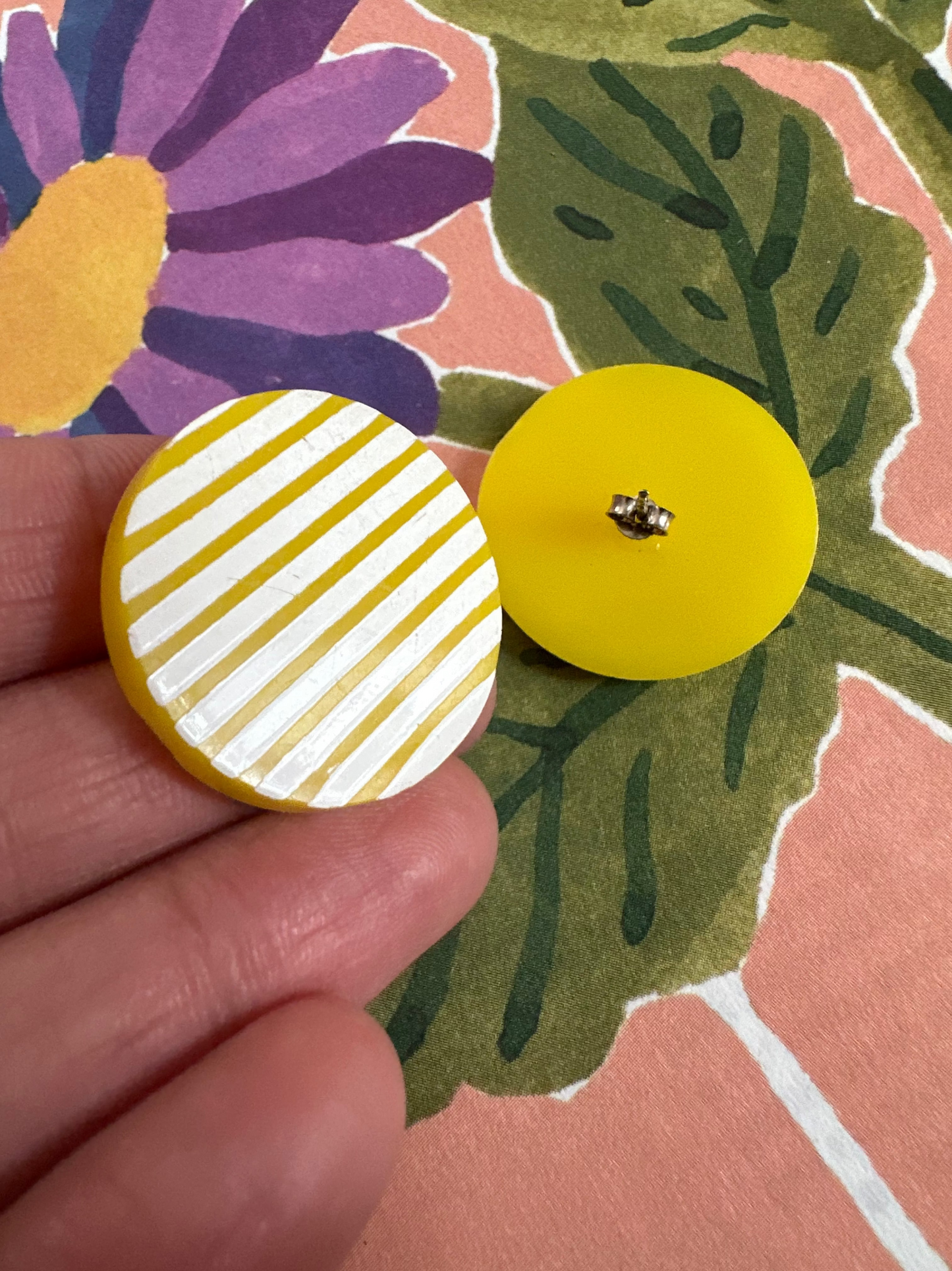 vintage gele oorbellen met witte strepen