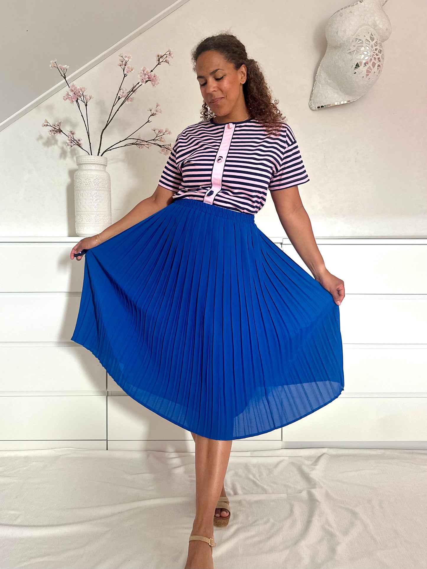 Vintage zomer shirt met strepen in roze en blauw, gedragen met een blauwe rok