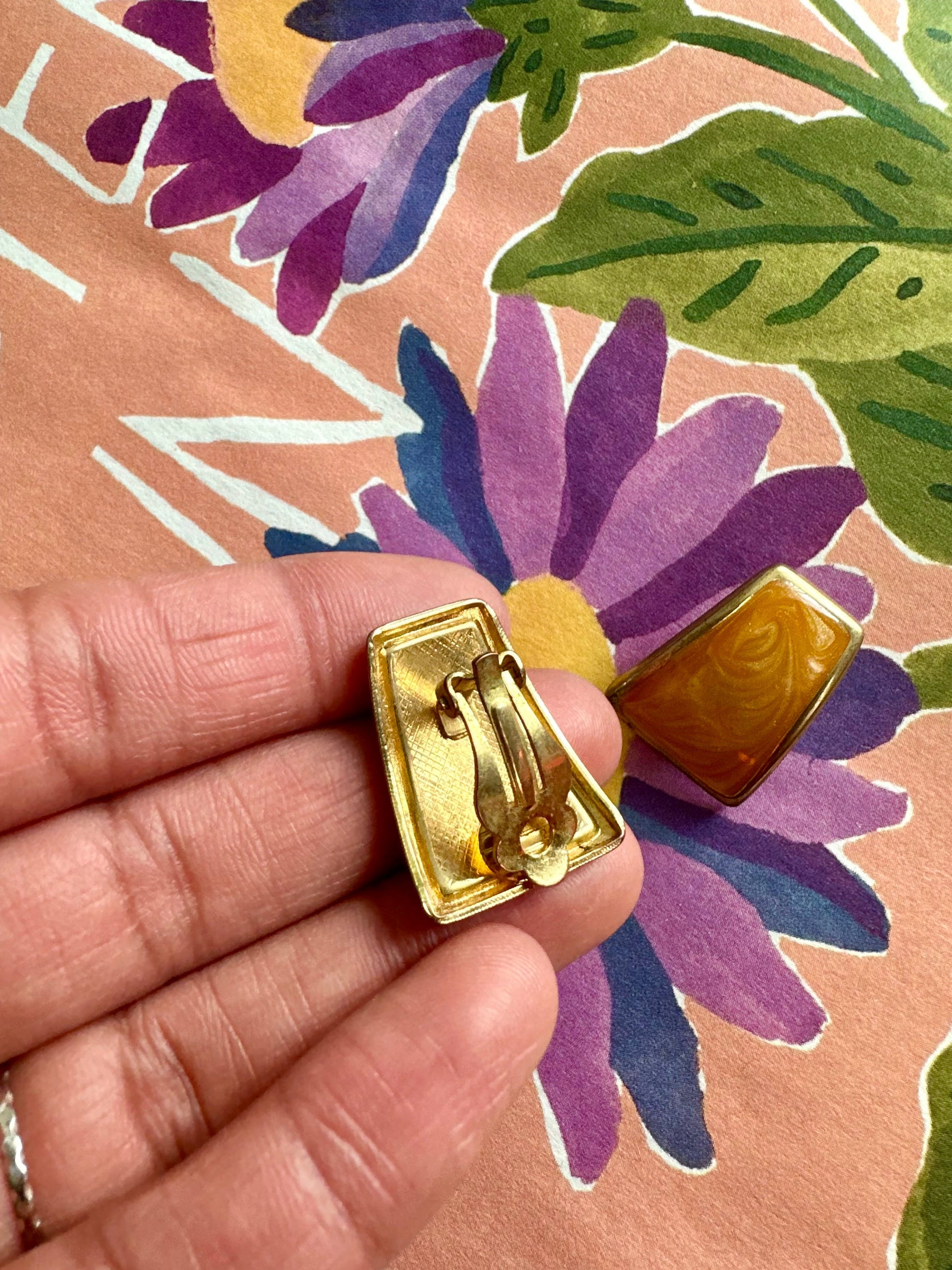 vintage gouden creolen met oker kleur