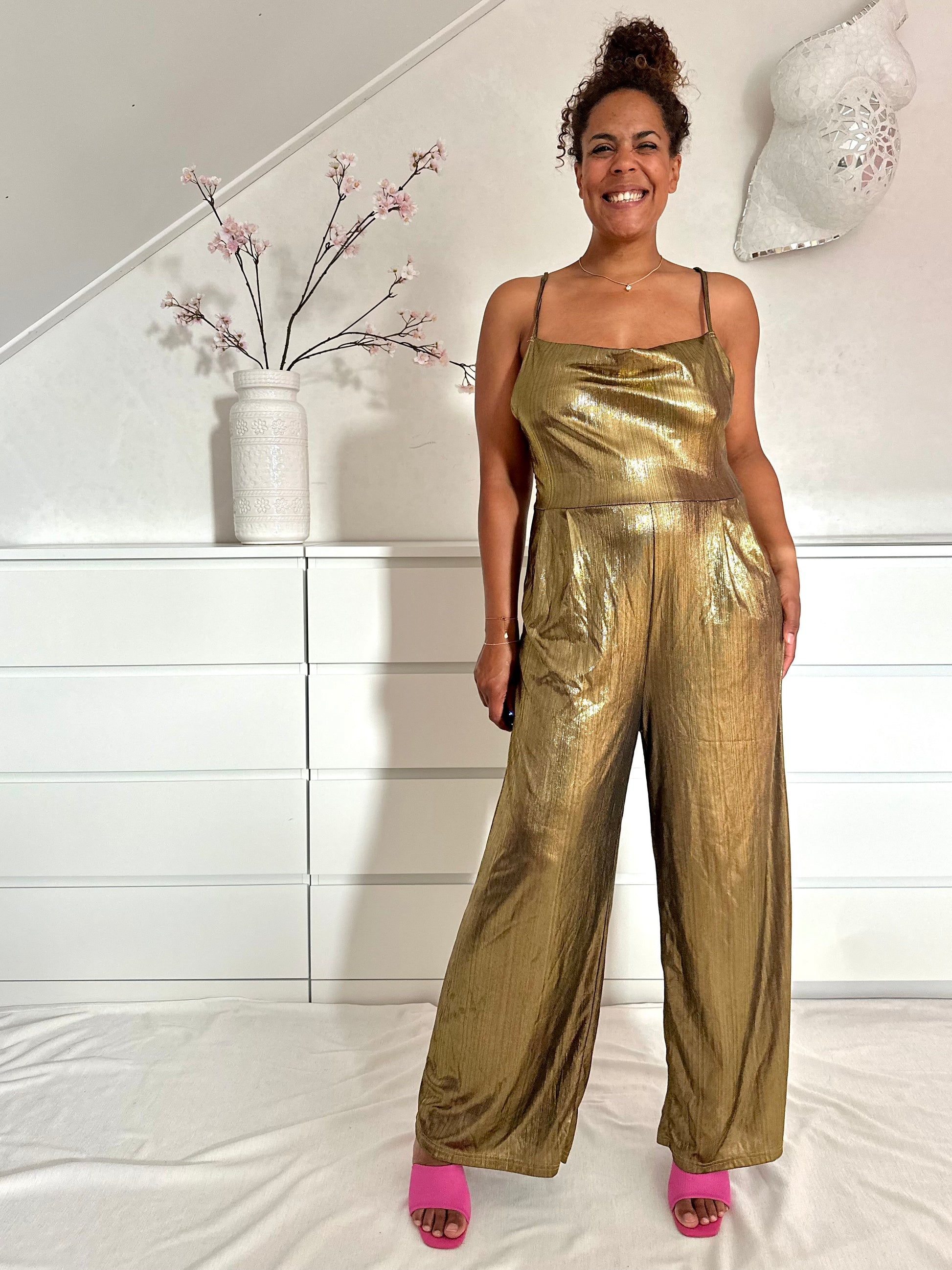 Vintage gouden jumpsuit met smalle bandjes en rechte pijpen