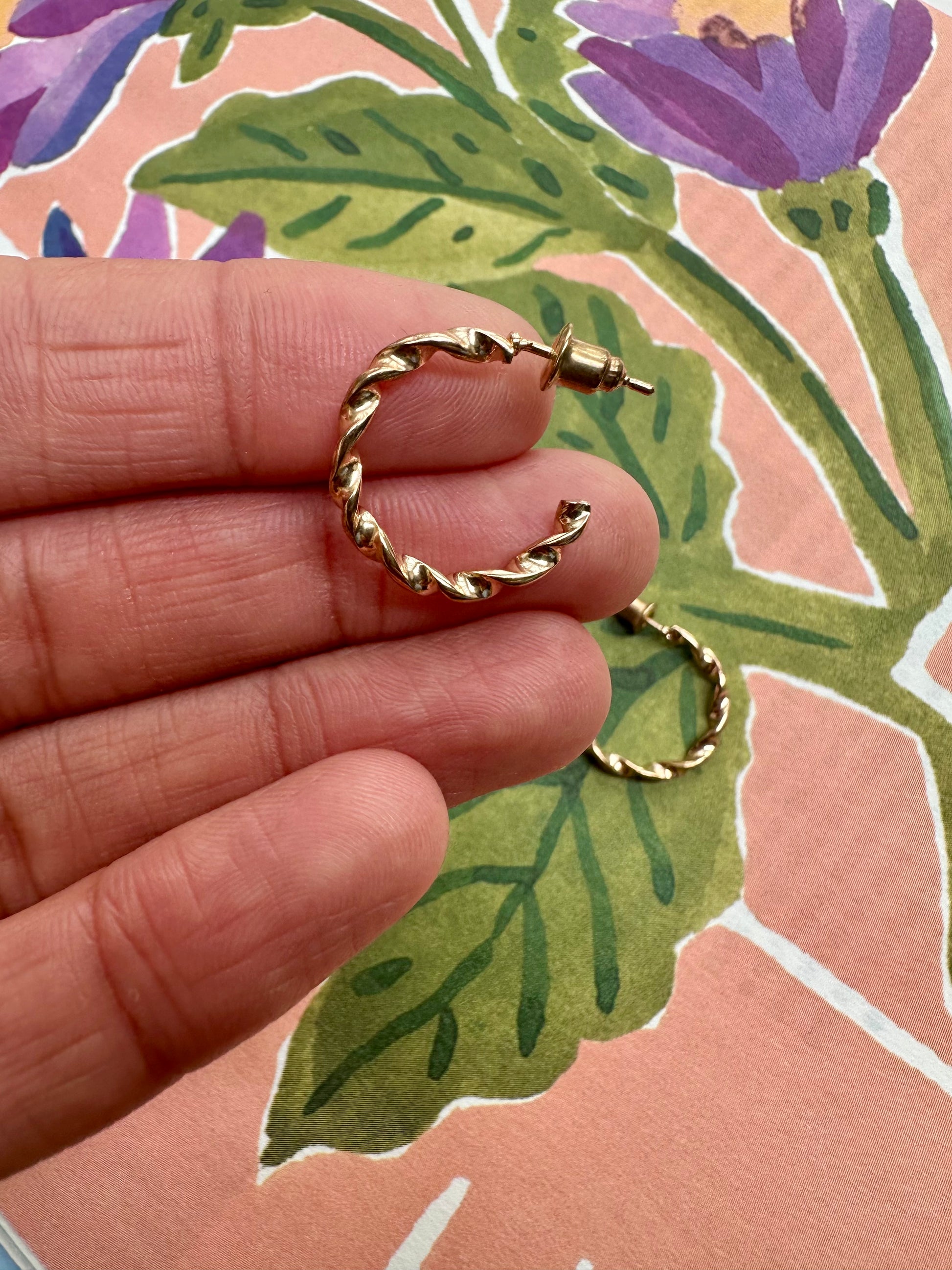 vintage gouden oorbellen met swirl effect klassiek elegant