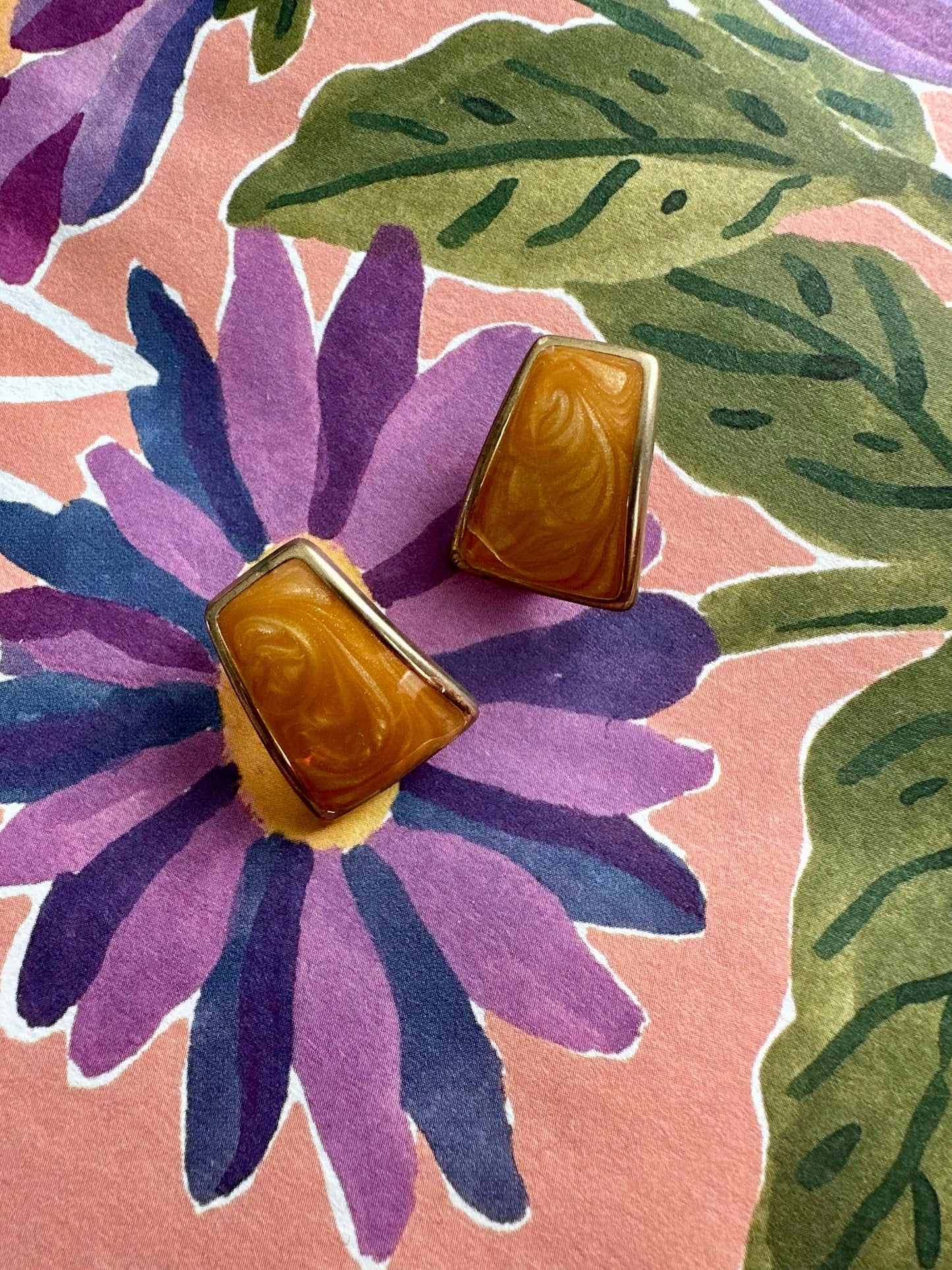 vintage goudkleurige clip-oorbellen in vorm van kelk